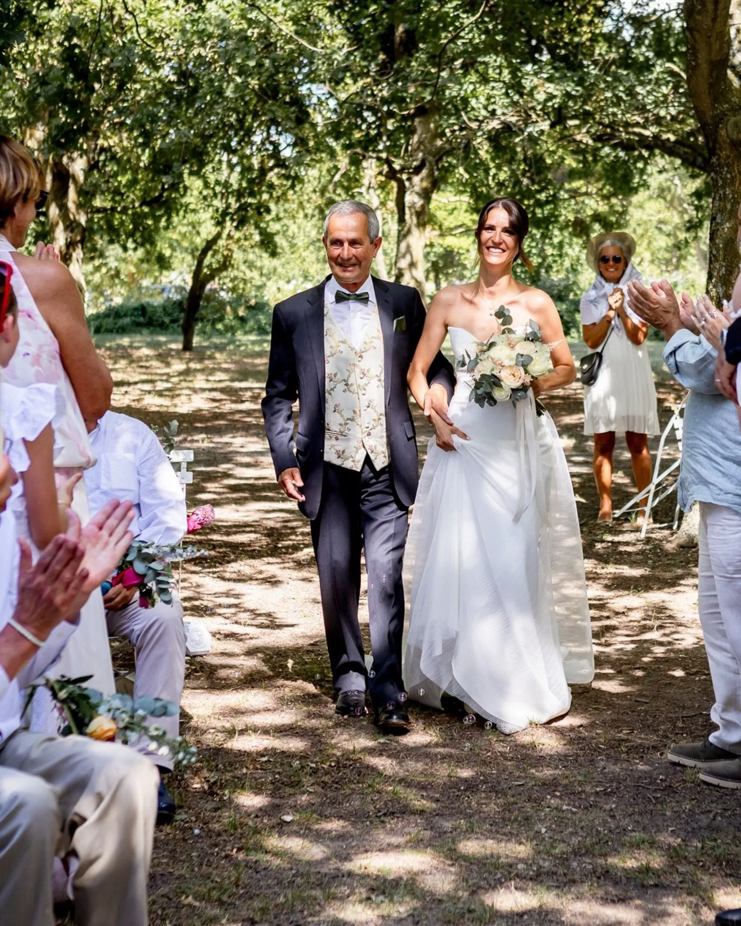 C&rsquo;est pas toi la star de la c&eacute;r&eacute;monie la&iuml;que ✨

Les stars de la c&eacute;r&eacute;monie la&iuml;que se sont les &eacute;motions 🥹 je guette l&rsquo;&oelig;il humide, le regard nostalgique mais fi&egrave;re, le sourire qui n&