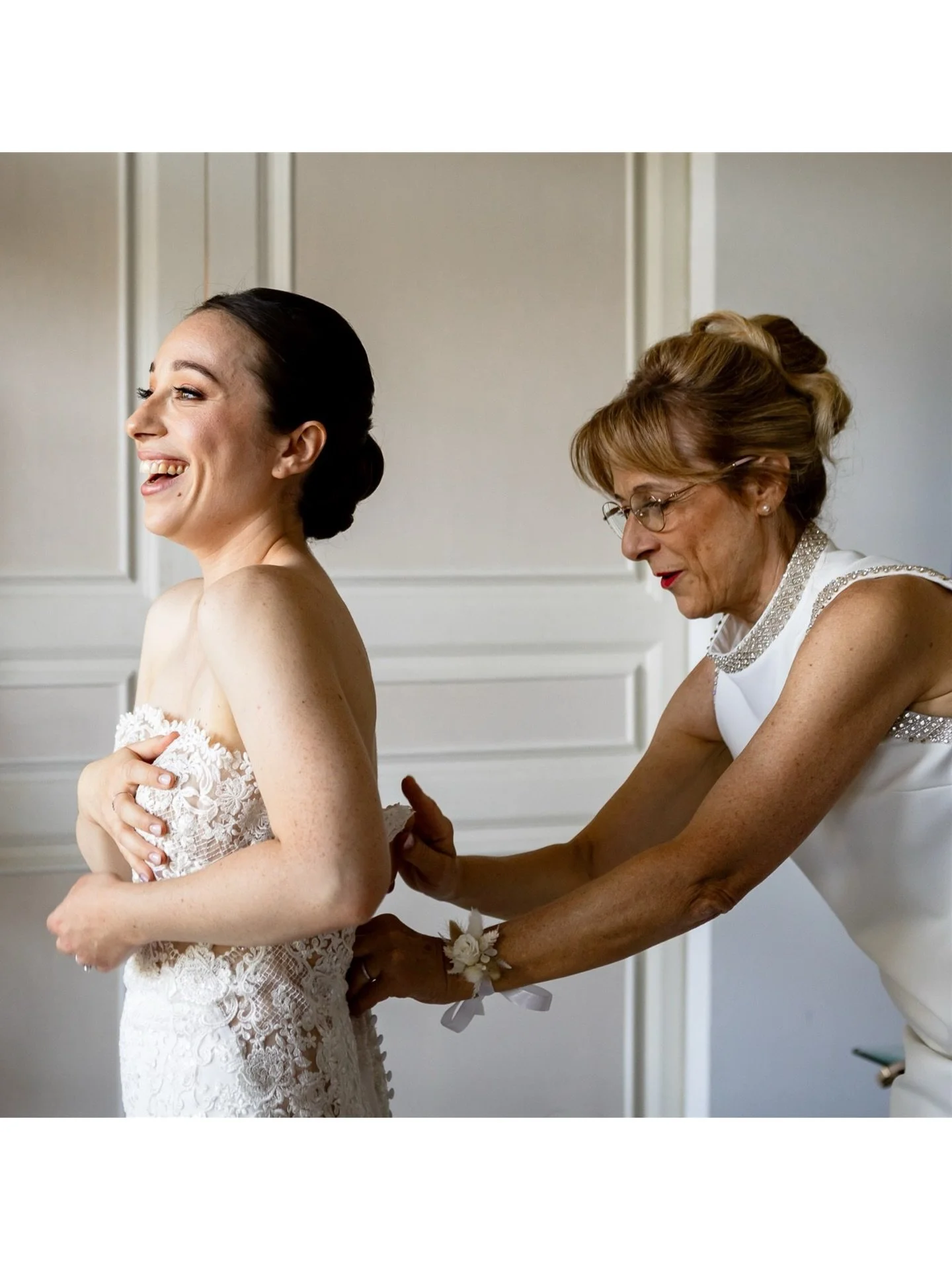 Klara a fait son parcours de choix de robe sans ses demoiselles d&rsquo;honneurs.

Au moment de passer sa pr&eacute;cieuse, la pi&egrave;ce s&rsquo;est vid&eacute;e de ses amies, le silence s&rsquo;est ponctu&eacute; d&rsquo;excitation et de respirat