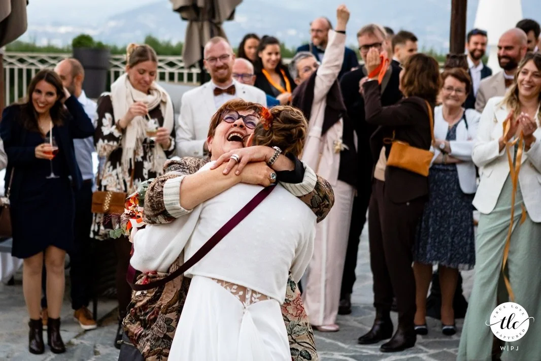 &Ecirc;tre photographe de mariage &ccedil;a n&rsquo;est pas juste cliquer sur un bouton sur des moments incontournables de votre journ&eacute;e.
C&rsquo;est aussi observer les &eacute;motions, les attentions discr&egrave;tes, les explosions de joies 