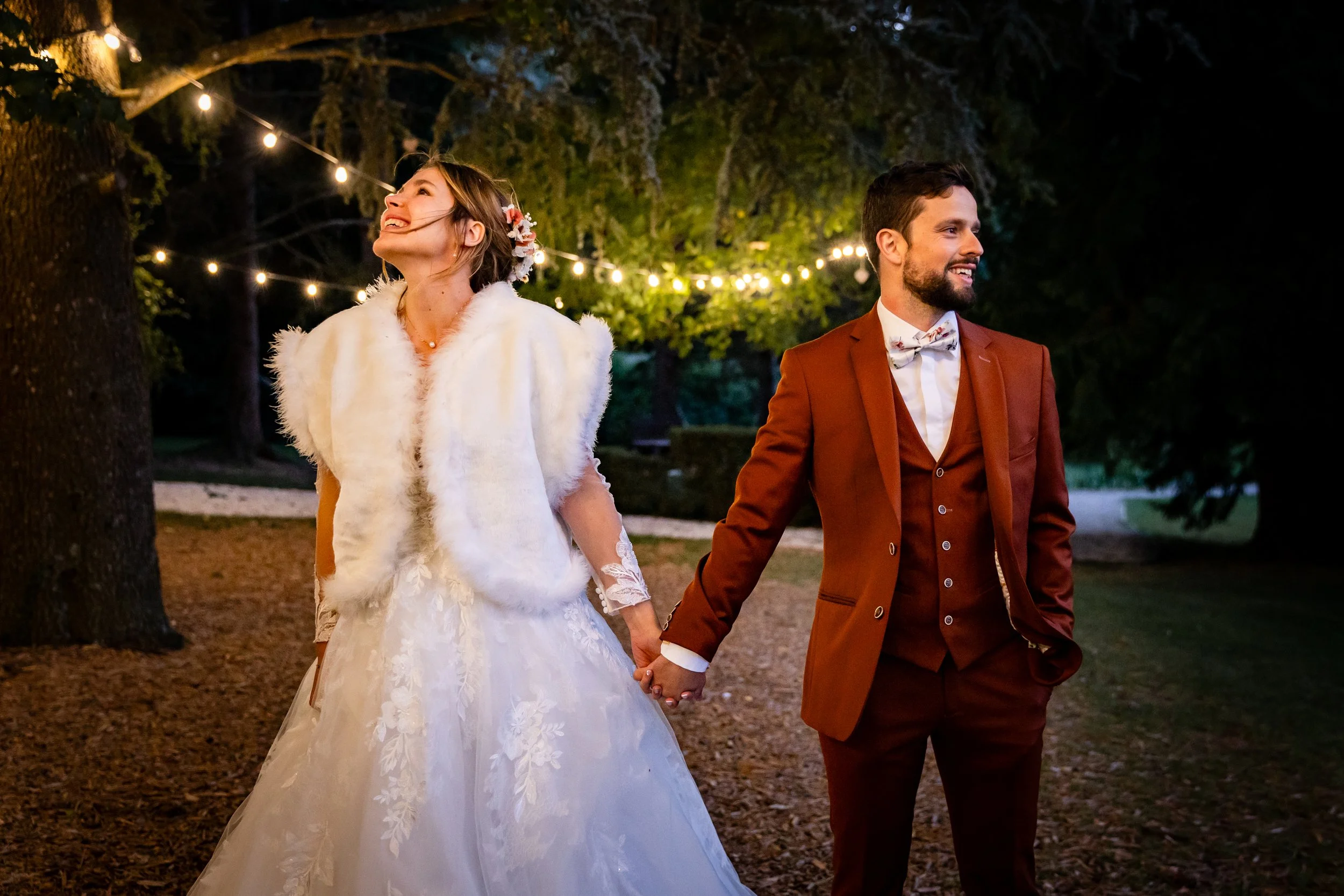 Couple de jeune mariés au crépuscule à la bastide de Jaillans, photographe mariage Voiron
