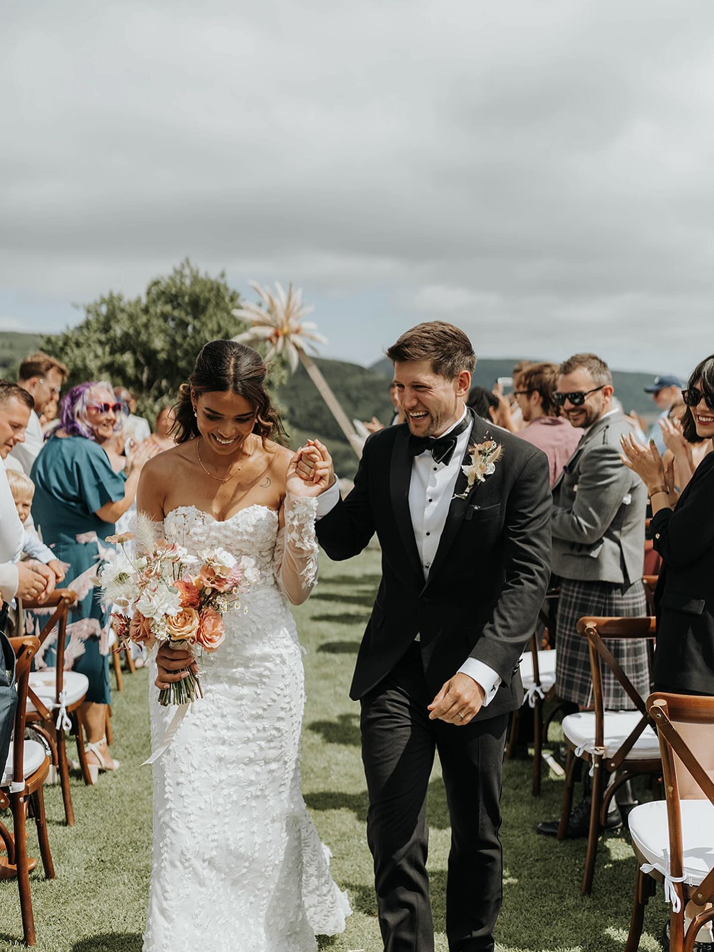 Autumn is for mourning summer 🌞 TB to a gorgeous hilltop wedding for Nadie &amp; Jay 💫

📸 by the incredible @hollyflorencephotography