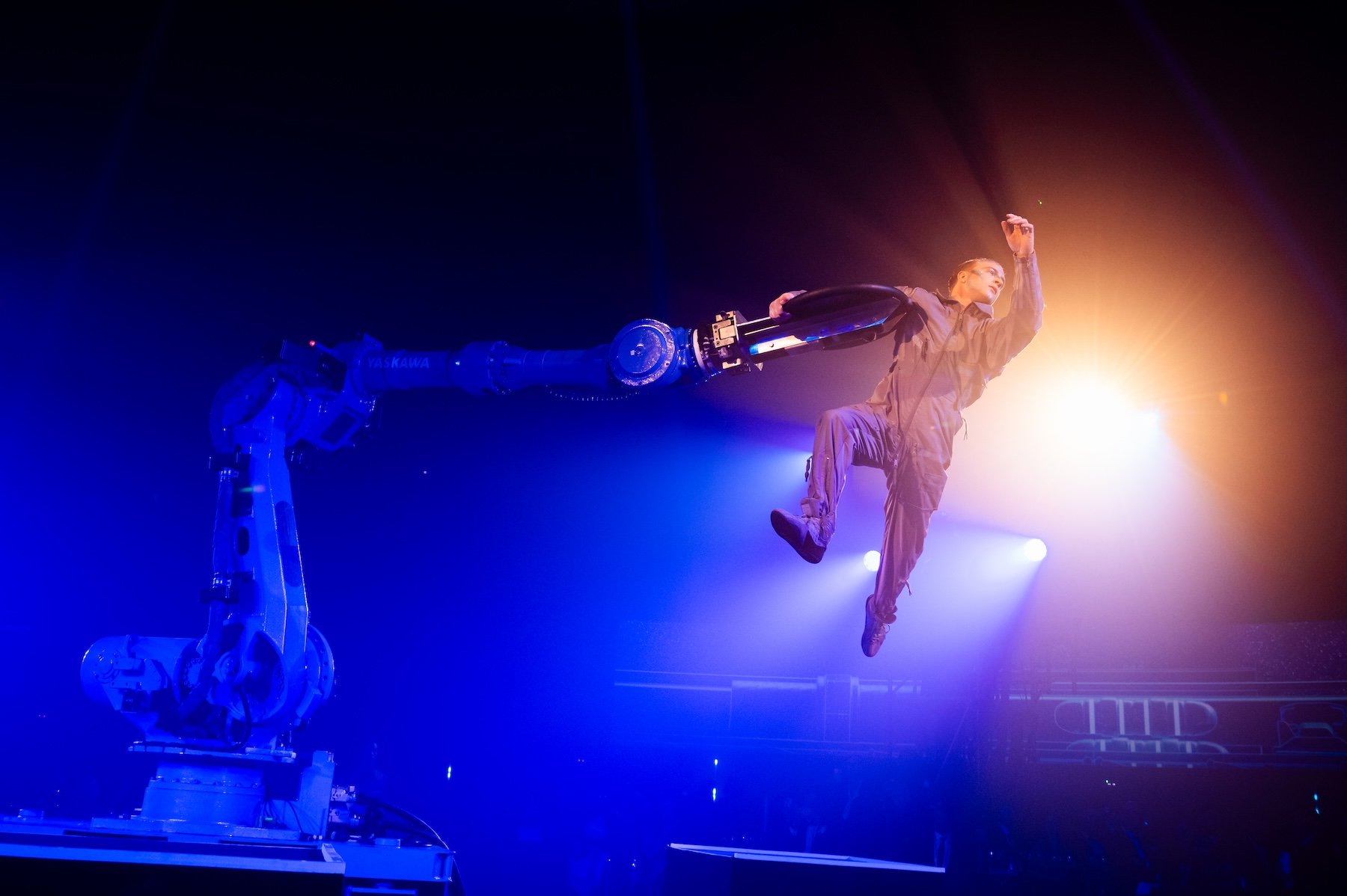 UliK_Robotic_AcRobotic_with Cirque_Bijou_photo_Miranda_Parry_08.jpg