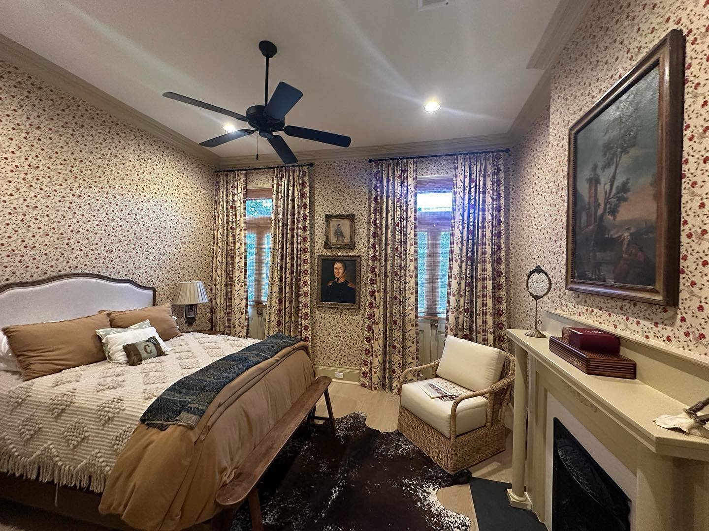 When your client is an interior designer for their client who is an interior designer, things just hit a little differently. Drapery and art installation. 
.
.
.
#interiordesign #interiordecorating #wallcovering #wallpaper #drapery #art #installation