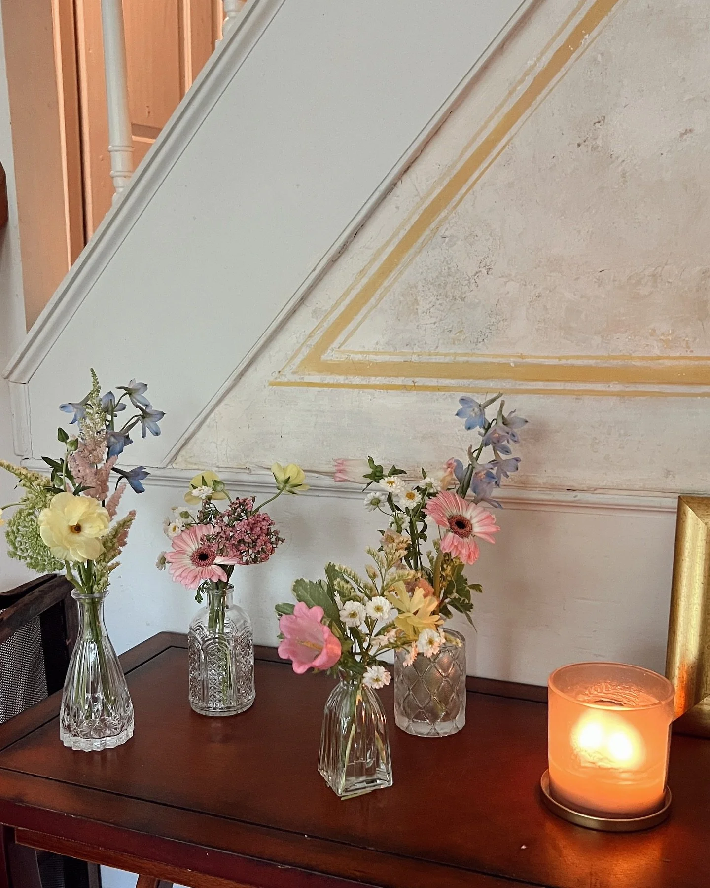 Spring&rsquo;s softest shades, hanging out in the new office!! Can&rsquo;t wait to share the space with you guys 🌸✨

#springflowers #seasonalblooms #pastelvibes #flowerarranging #petitebouquets #floralinspo #callunaflowerco