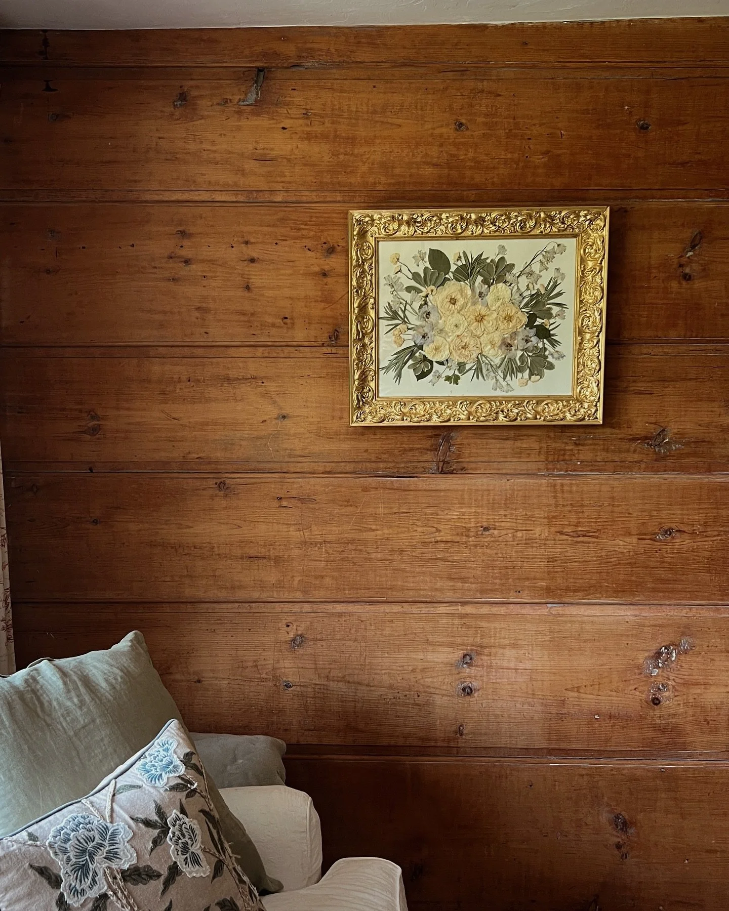 I&rsquo;ve been quietly working on something new&hellip;
I commissioned my very first piece of art!! Thank you @ischarette_ for trusting me with the process!

Whether it&rsquo;s your wedding bouquet, a special arrangement, or a moment you want to hol