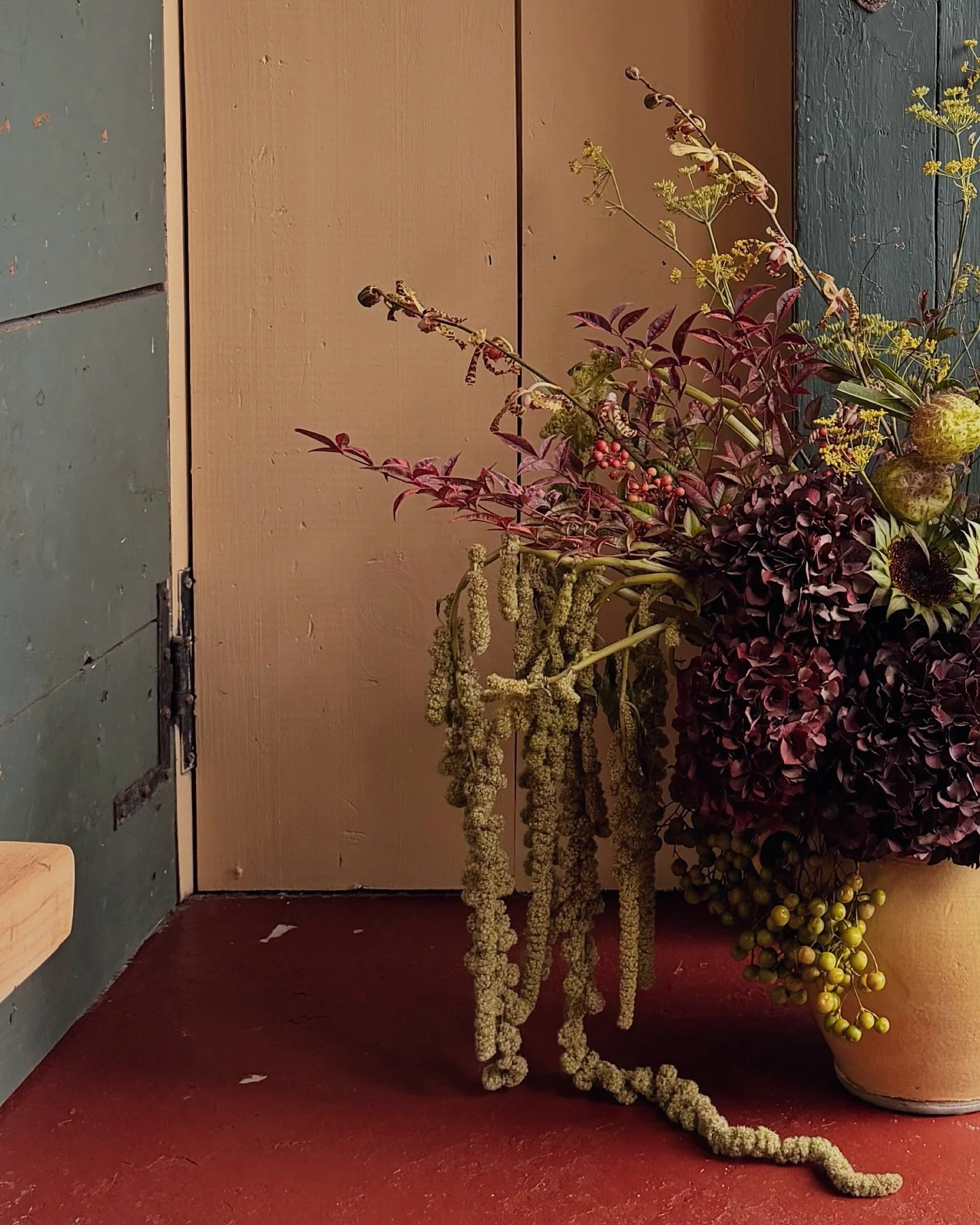 Tested out the naked sunflower trend and I&rsquo;m officially obsessed with the texture and mood they bring. 🌻✨

#nakedsunflowers #seasonalfloraldesign #floralartistry #romanticflorals #moodyflorals #callunaflowerco #newenglandflorist #fallflowers #