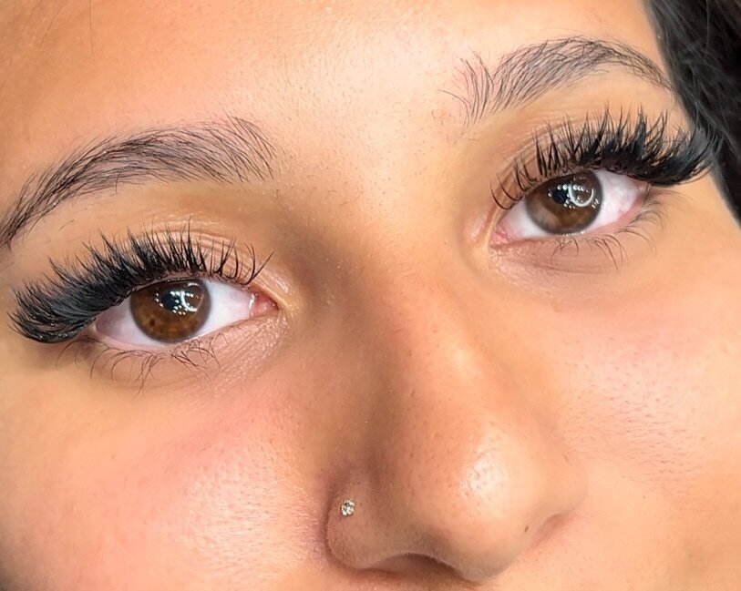 Full &amp; Fluffy with a sprinkle of Wispy 
✨🤏🏻

VOLUME LASH SET

Each set is uniquely designed/tailored to fit each client&rsquo;s eye 

To BOOK please visit BESSARIBEAUTY.COM
Or 📞 (818)274-8561 

📍LOCATION: Woodland Hills, CA 

Lash Extensions 