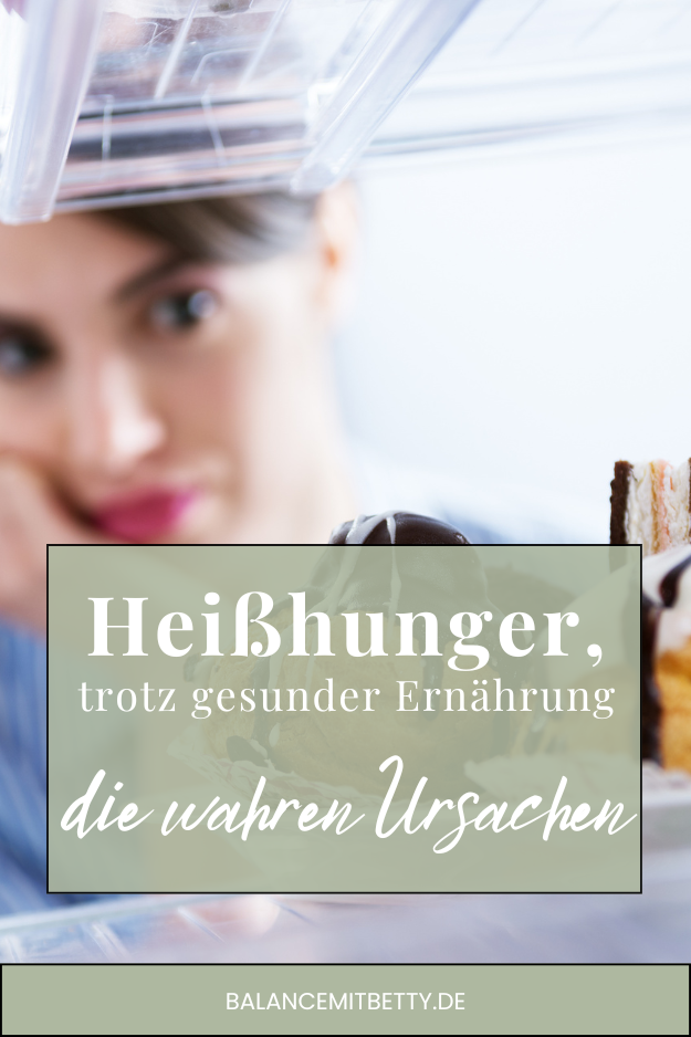 Frau schaut sehnsüchtig in den Kühlschrank auf süßes Gebäck.