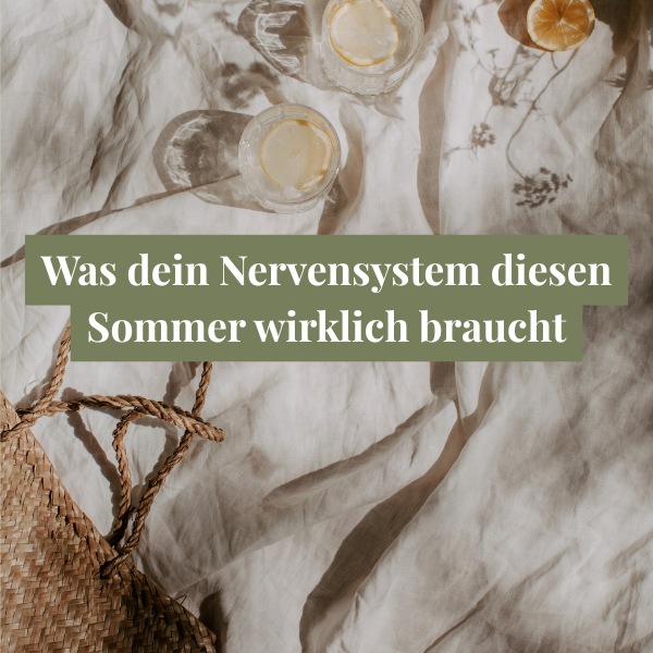 edeckter Tisch mit Tee und Leinenstoff, Pinterest-Grafik zum Beitrag 'Was dein Nervensystem diesen Sommer wirklich braucht'