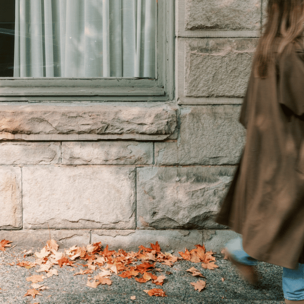 Frau macht Spaziergang im Herbst