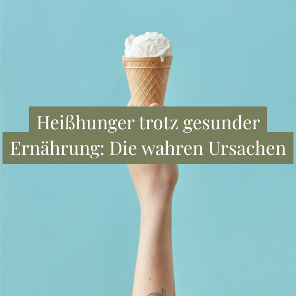 Hand hält Eiswaffel mit Kugel Eis vor hellblauem Hintergrund