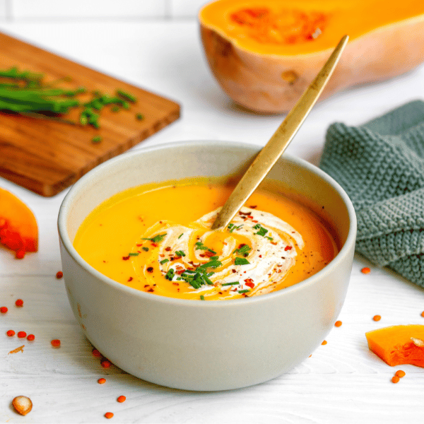 Butternut Kürbis Linsen Suppe in hellgrauer Schale