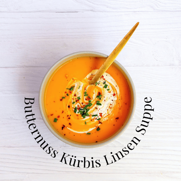 Kürbis Linsen Suppe in einer Schale vor hellem Hintergrund