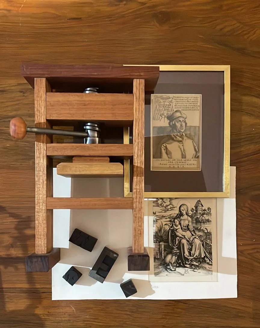 Emmanuel Pan exhibe la historia del diseño gráfico en una muestra sublime en el Pasaje Barolo