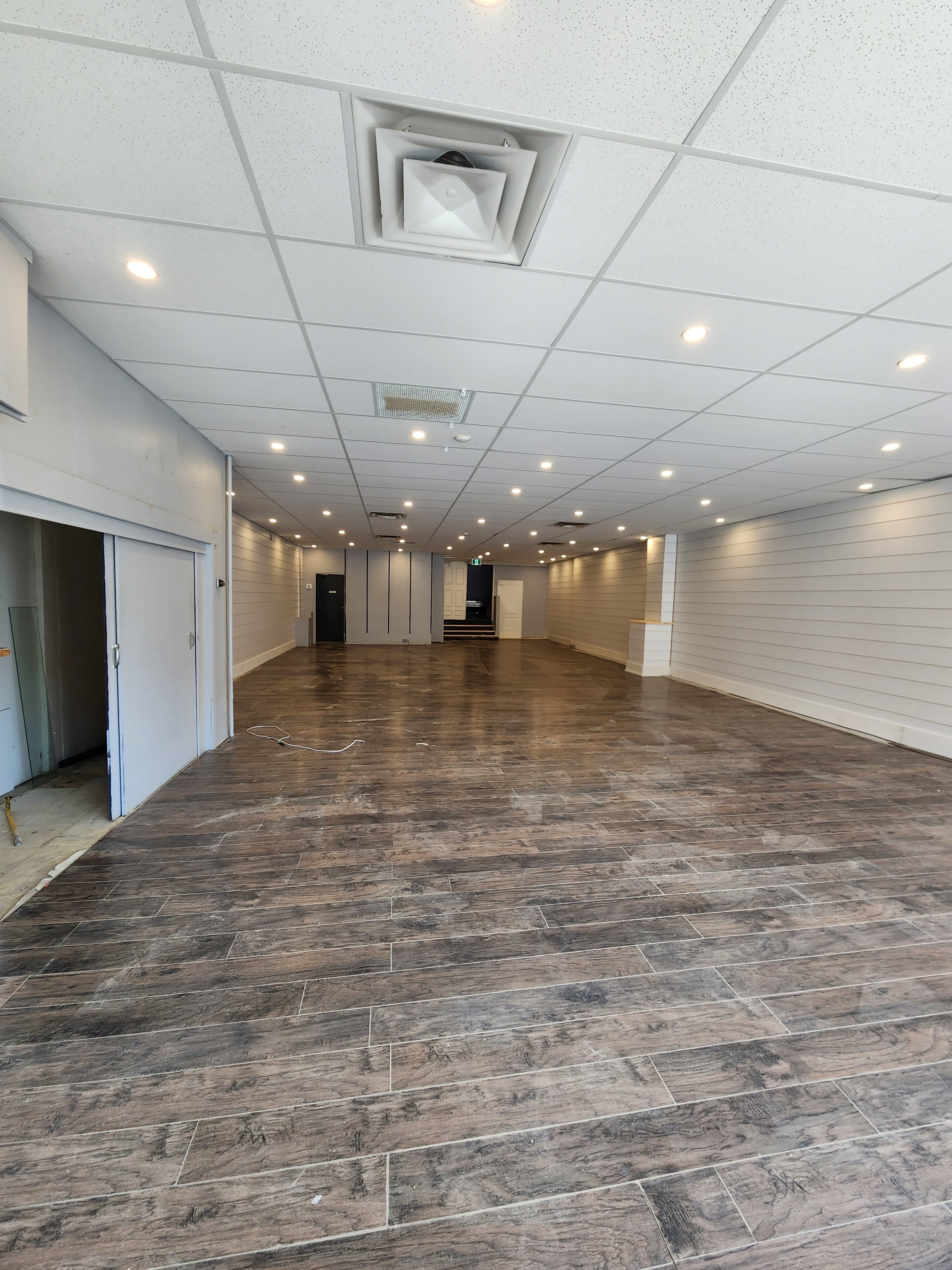 Step inside, and the spacious interior unfolds, providing a flexible layout for various retail concepts. Abundant natural light enhances the visibility of carefully curated displays. This space offers endless possibilities – from a boutique showcasin