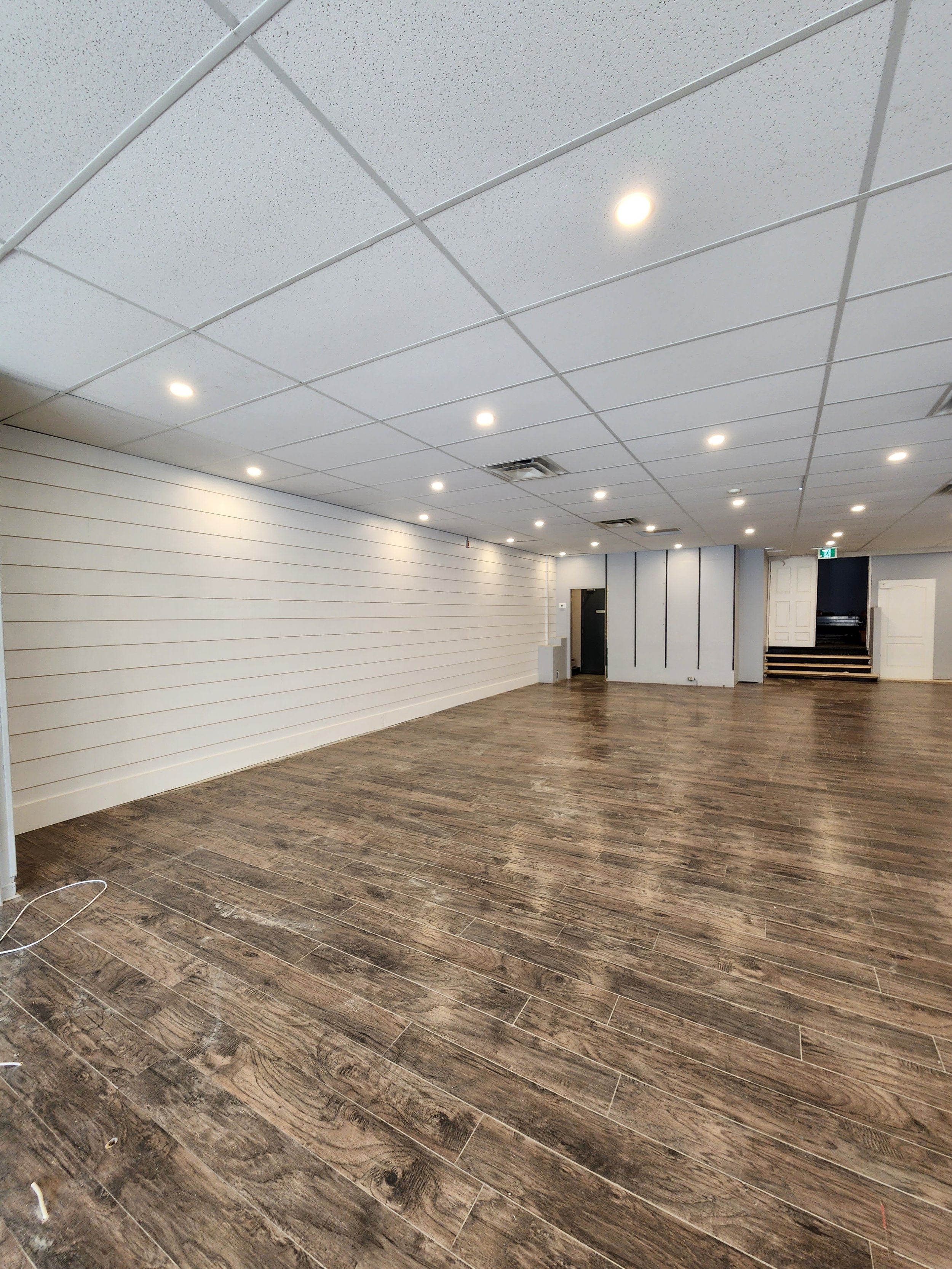 Step inside, and the spacious interior unfolds, providing a flexible layout for various retail concepts. Abundant natural light enhances the visibility of carefully curated displays. This space offers endless possibilities – from a boutique showcasin