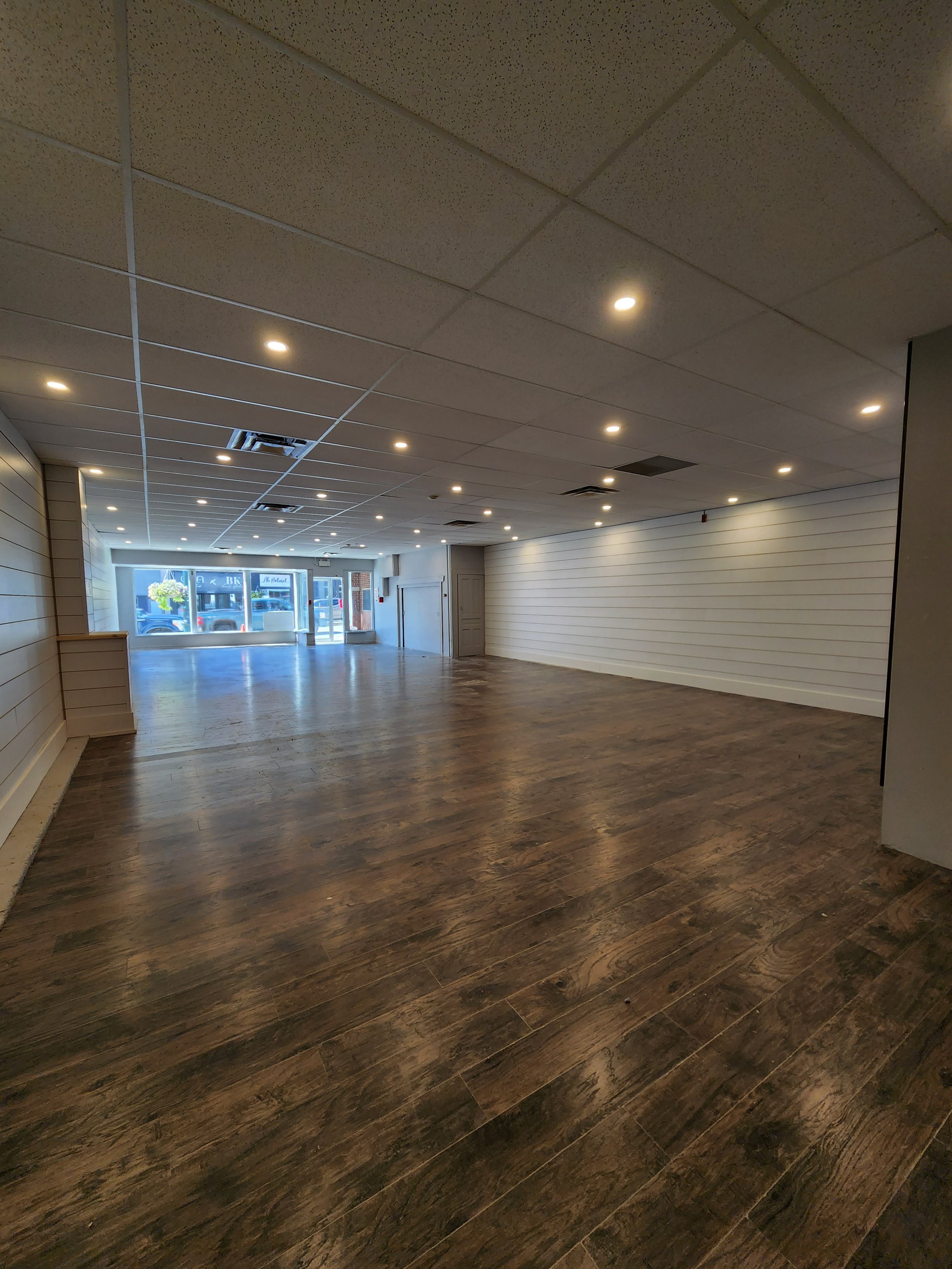 Step inside, and the spacious interior unfolds, providing a flexible layout for various retail concepts. Abundant natural light enhances the visibility of carefully curated displays. This space offers endless possibilities – from a boutique showcasin