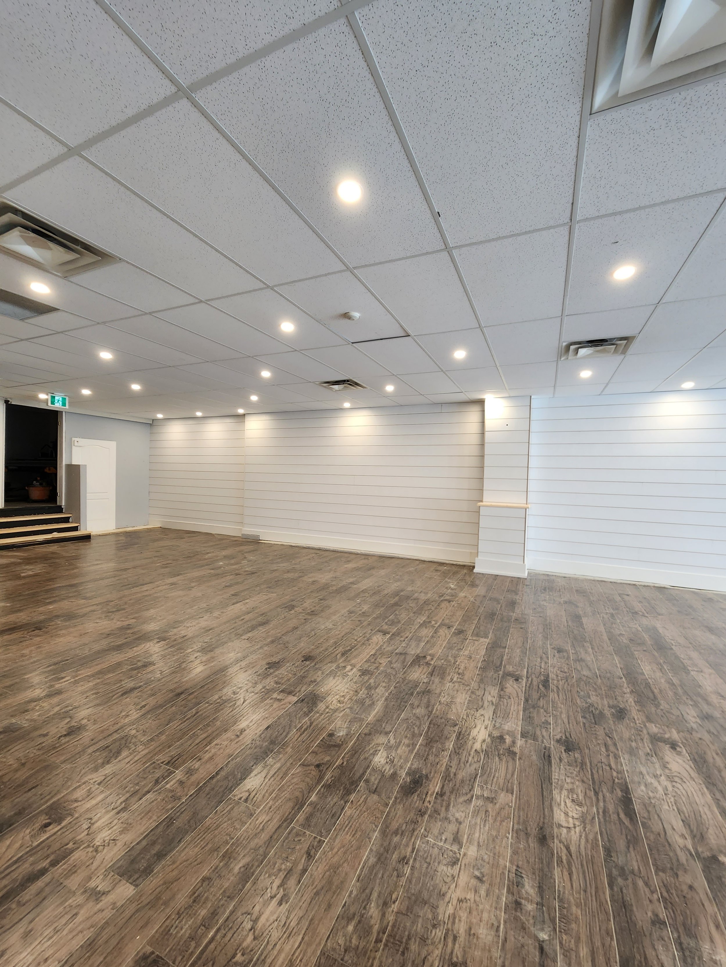 Step inside, and the spacious interior unfolds, providing a flexible layout for various retail concepts. Abundant natural light enhances the visibility of carefully curated displays. This space offers endless possibilities – from a boutique showcasin