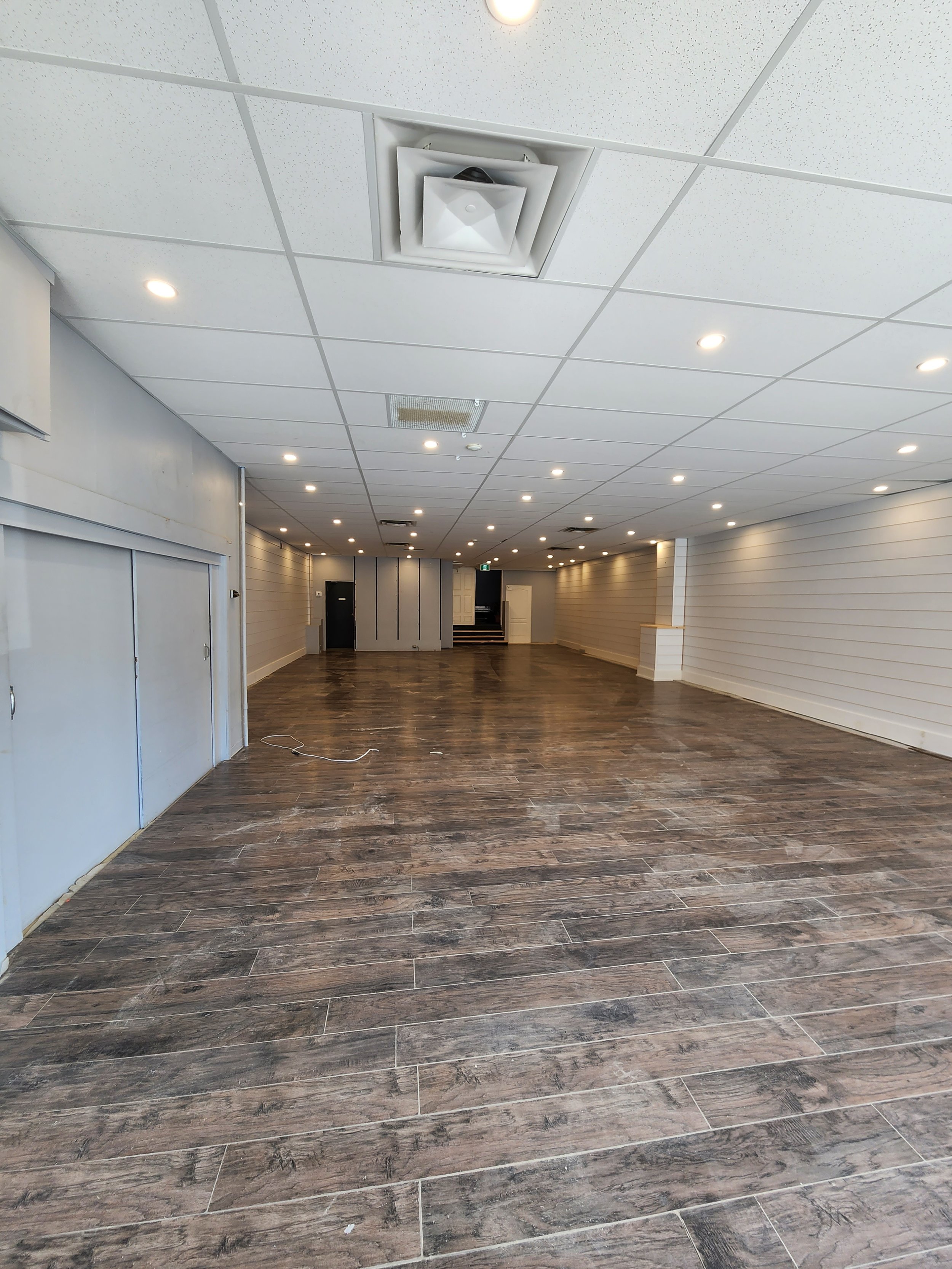 Step inside, and the spacious interior unfolds, providing a flexible layout for various retail concepts. Abundant natural light enhances the visibility of carefully curated displays. This space offers endless possibilities – from a boutique showcasin