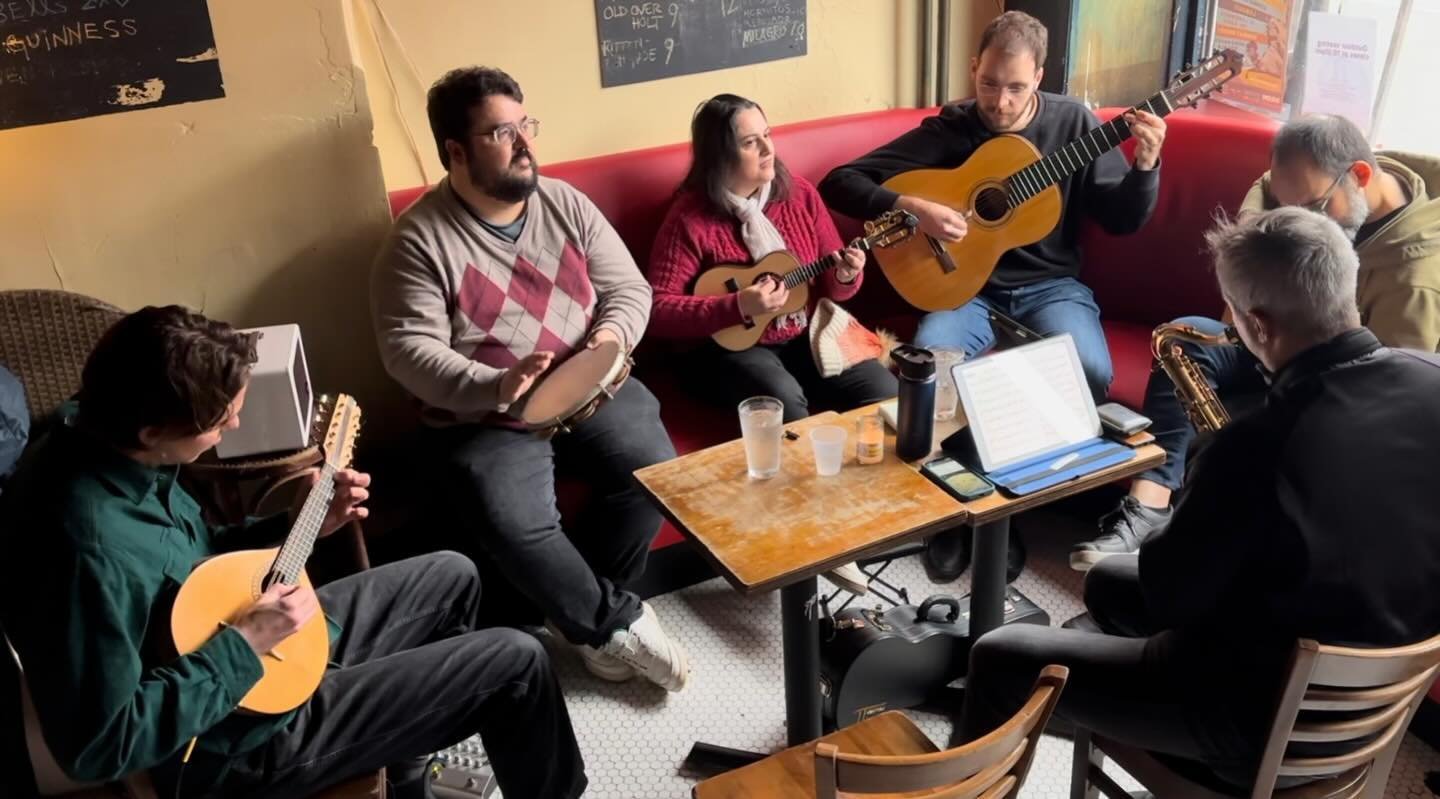 Every Sunday Roda de Choro at 3pm in Barb&egrave;s. Regional Sama&uacute;ma and special guests. 

#rodadechoro 
#violao7cordas 
#violao7cordasdea&ccedil;o 
#pandeiros 
#cavaquinhos 
#bandolim 
#bandolim10cordas
