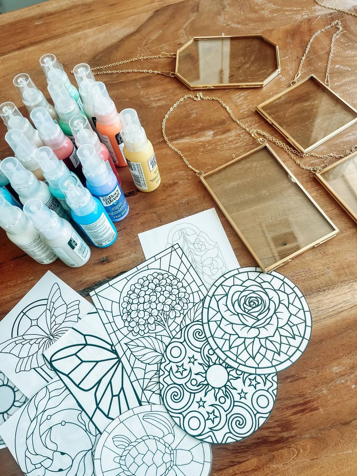 Residents &mdash; stop by the Conference Room before 6PM today to make your own stained glass window! 🎨

We hope to see you soon! 😀