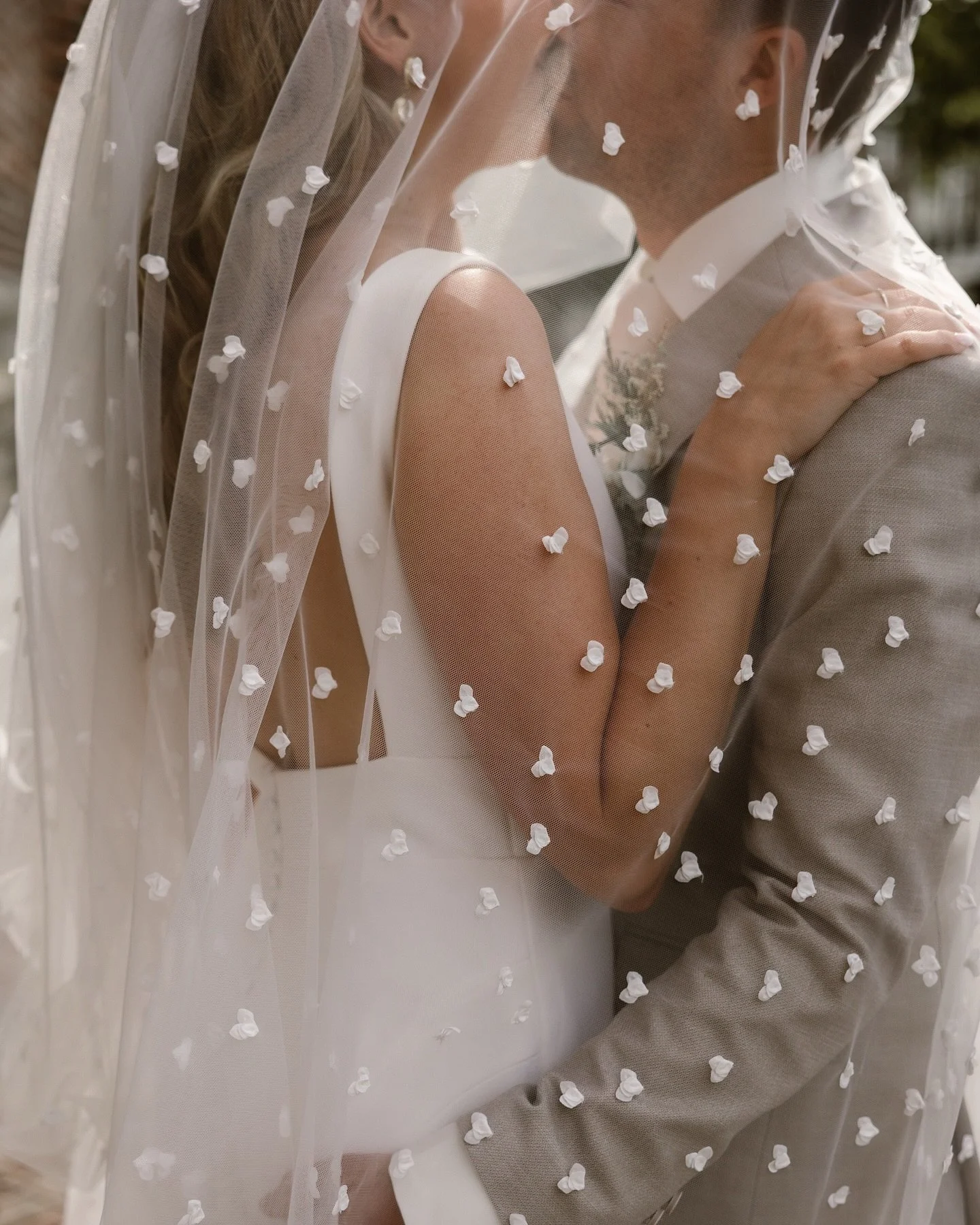 &bull; van vrijdag, toen de liefde van A &amp; C werd gevierd 💍

#celebrationoflove #weddingpreview #trouwen #trouweninnederland #trouwfotograaf #bruiloft #bruiloftinspiratie #baanbeelden