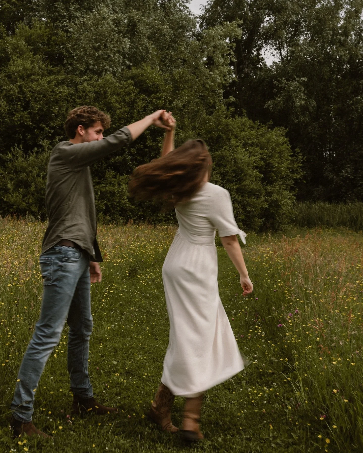 &bull; de beste tijd om lief te hebben is nu ✨

#baanbeelden #storytellingphotographer #couplesphotographer #authenticlovemag #dirtybootsmessyhair #loveshoot #trouwfotograaf #weddingphotographer