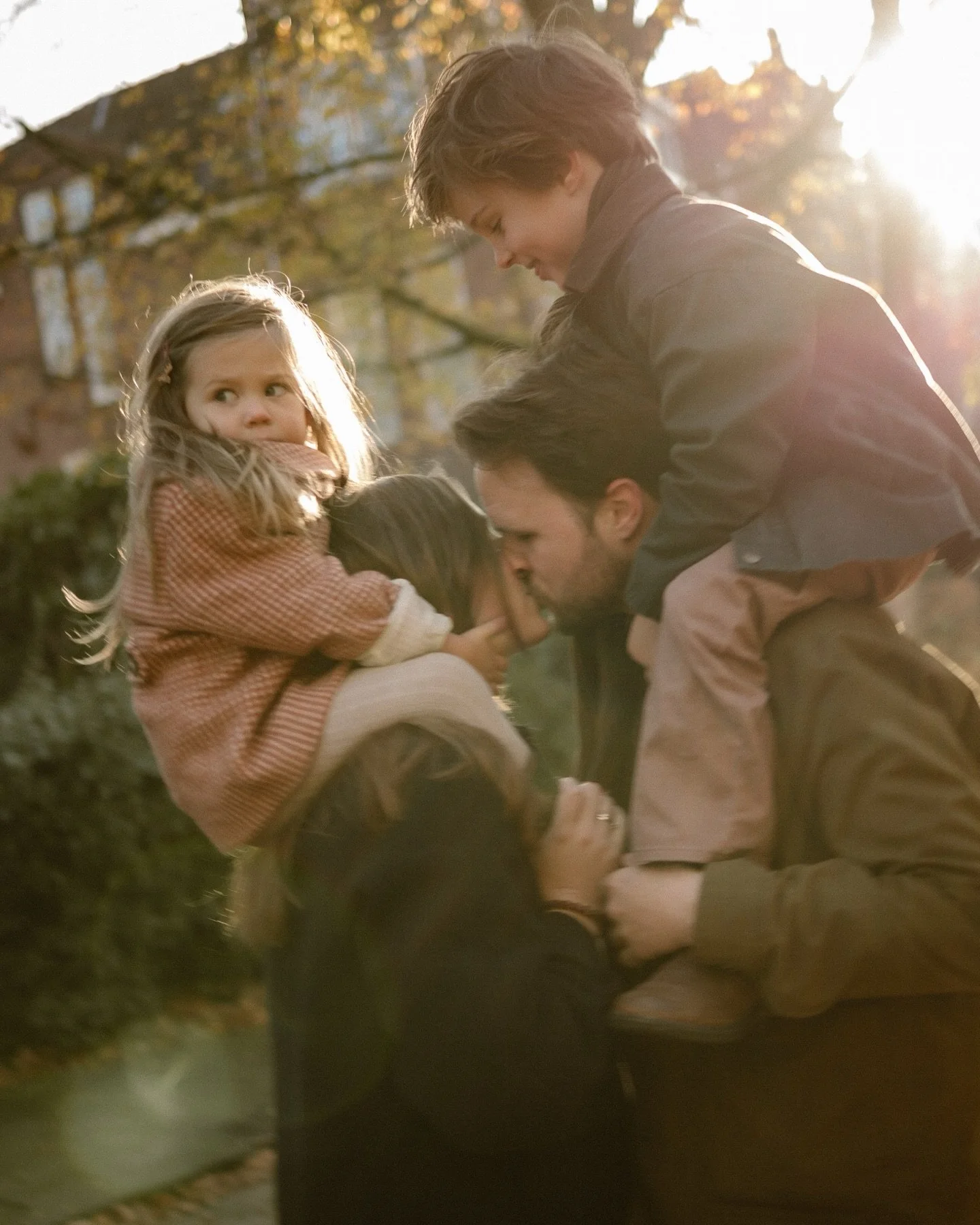 &bull; strolling through life 🌞

#citystroll #documentaryphotography #familyshoot #Rotterdam #baanbeelden