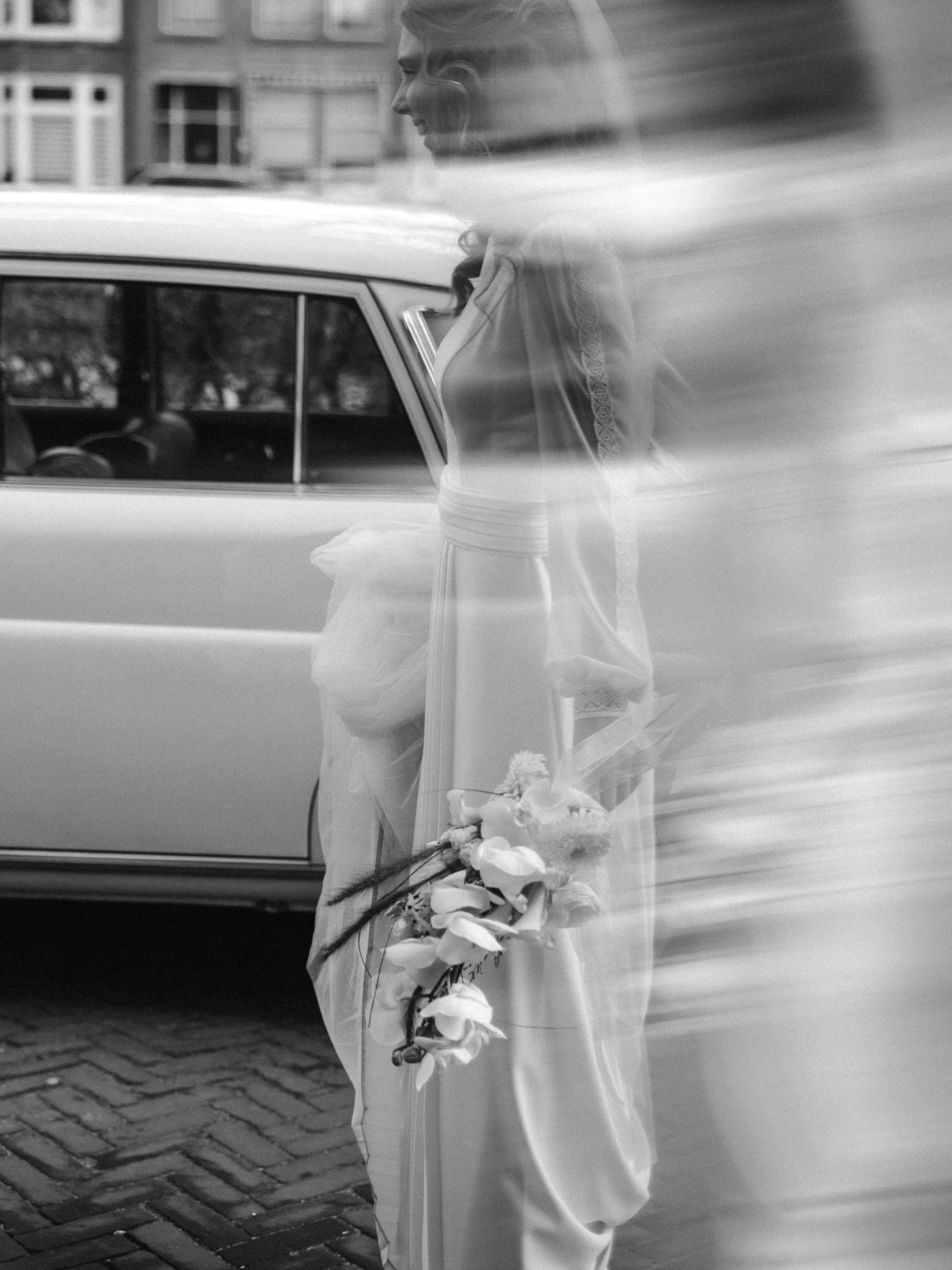 &bull; Een krentenbol van je schoonmoeder, samen met God de dag beginnen, de Delftse kus, een kopje koffie in eigen stad, fotograferende toeristen, zelfgemaakte corsages, veel vreugde en een vieze trouwjurk waar men zich om bekommert. Dit moet een br