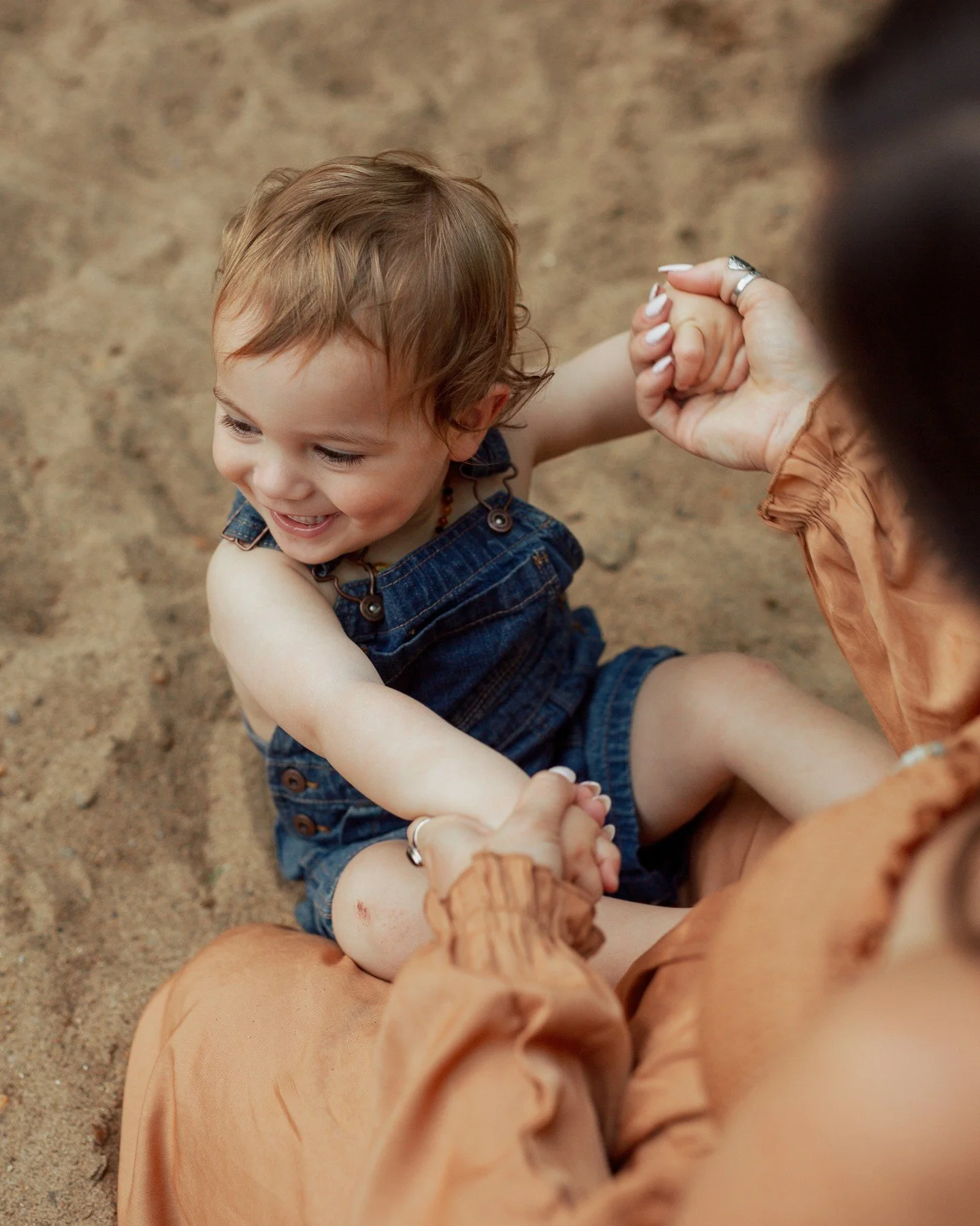 Family sessions hold a special place in my heart now that I'm a mama.

Loved documenting this family's barefooted adventure.
