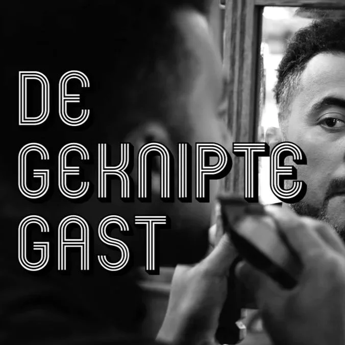 Close-up van een man die zich door een make-up artiest laat schminken, met de tekst 'De geknipte gast' in grote letters.