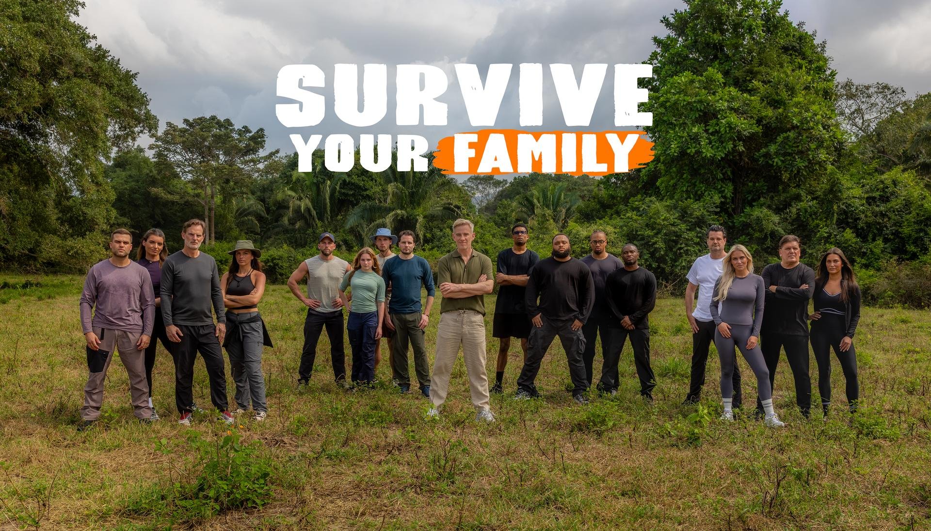 Groep mensen in een open veld met bomen op de achtergrond, met de tekst 'SURVIVE YOUR FAMILY' boven hen. Geproduceerd door Signal Stream