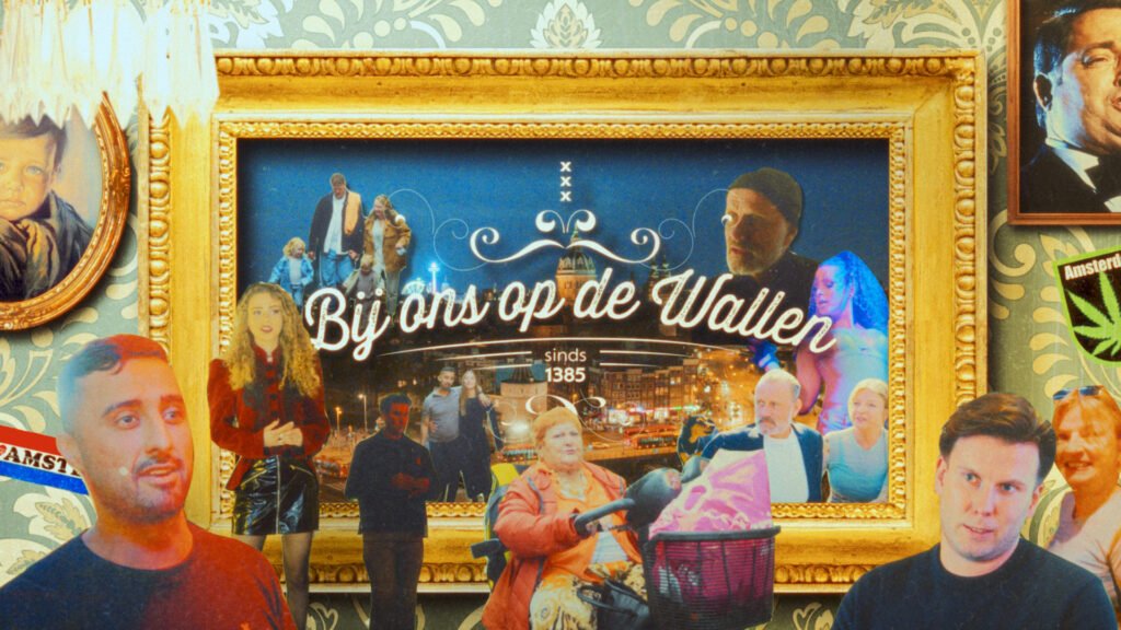 Foto van een muur met verschillende foto's en teksten, waaronder een groot frame met de tekst 'Bij ons op de Walle' en mensen met microfoon en in gesprek in de voorgrond.