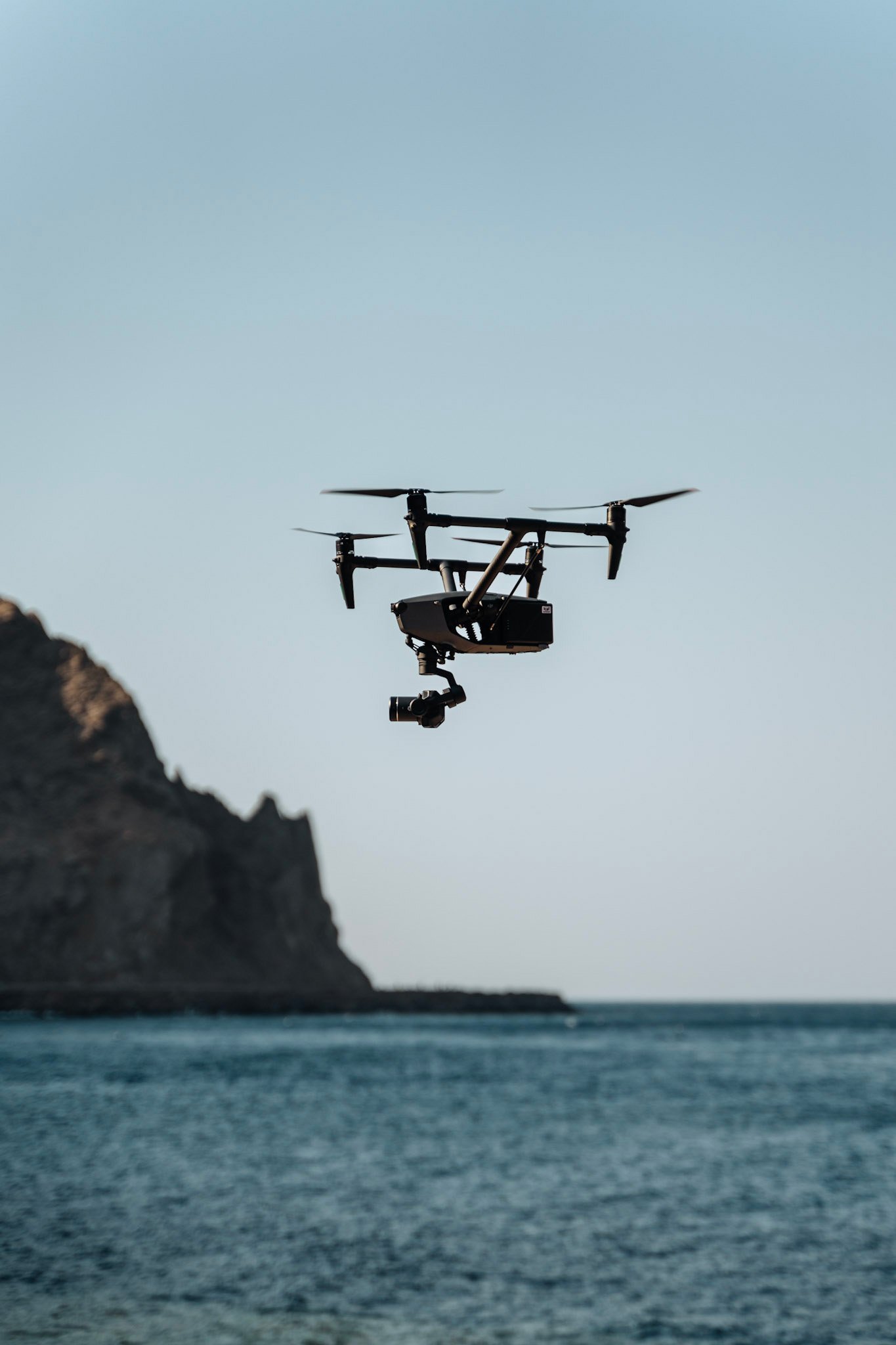 Drone Inspire 3 volando sobre el mar, famoso por sus impresionantes imágenes aéreas de hasta 8k. La mejor opción para cineastas de todo el mundo.
