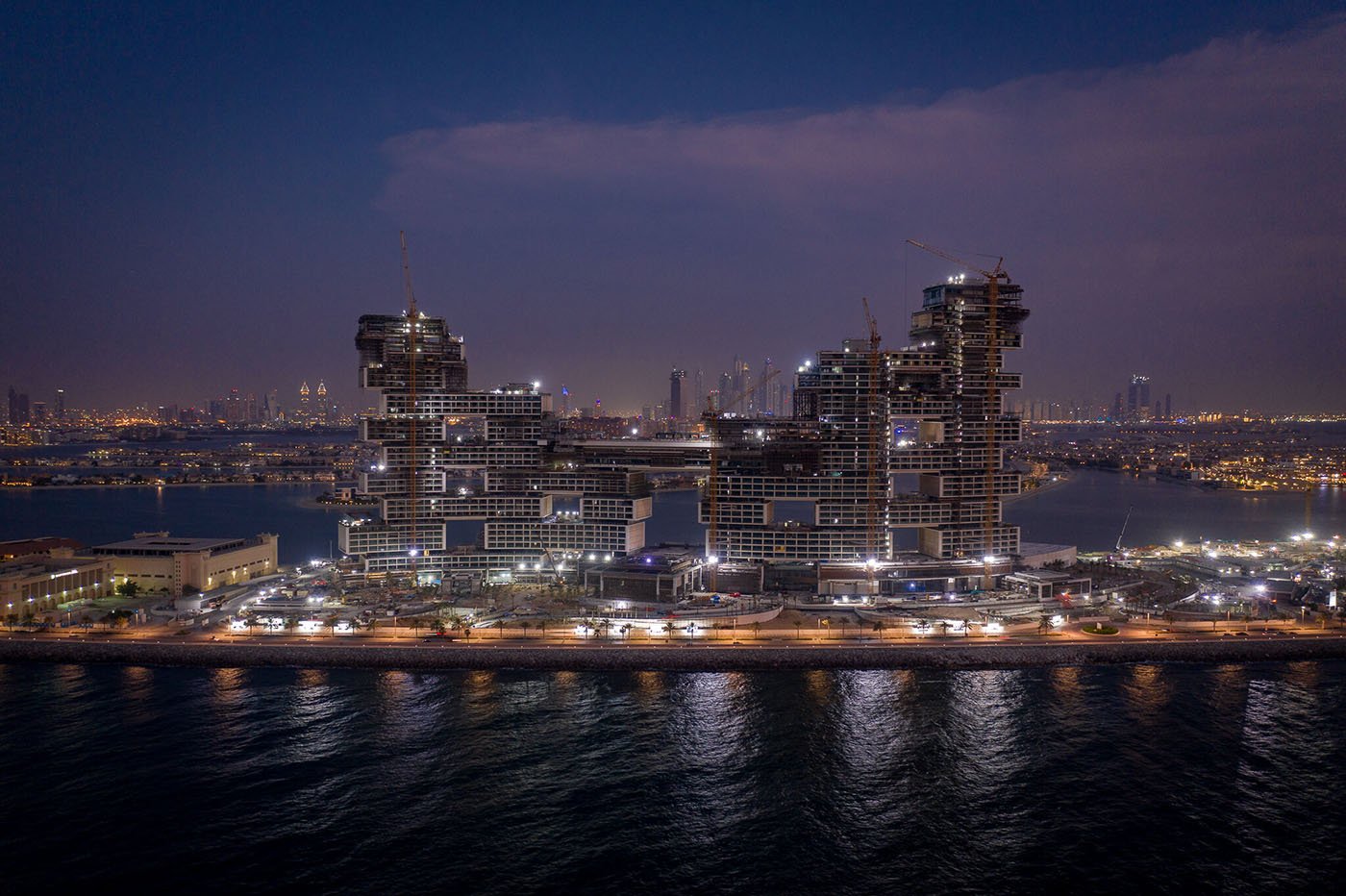 Fotografía aérea nocturna de The Royal Atlantis Dubai, en Palm Island, que destaca su extraordinaria construcción y su artesanía de la más alta calidad.