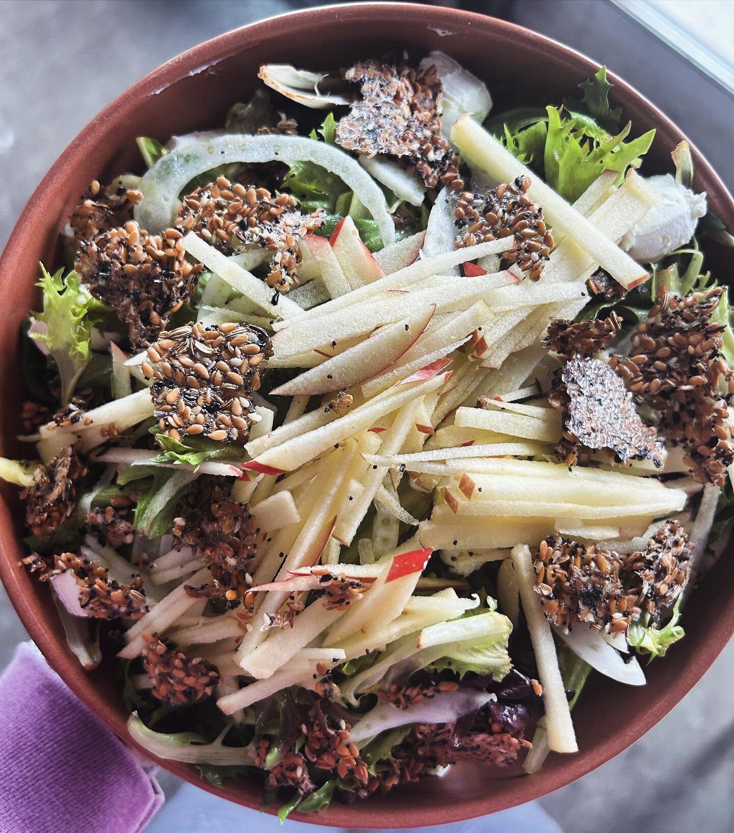 It might be snowing outside, but this salad special has us feeling ready for spring 💕 Organic greens, beet vinaigrette, goat cheese, fennel, apple + house made flax cracker! Served from 7am-3pm + 4pm-8pm daily 🙌🏼 See you soon!