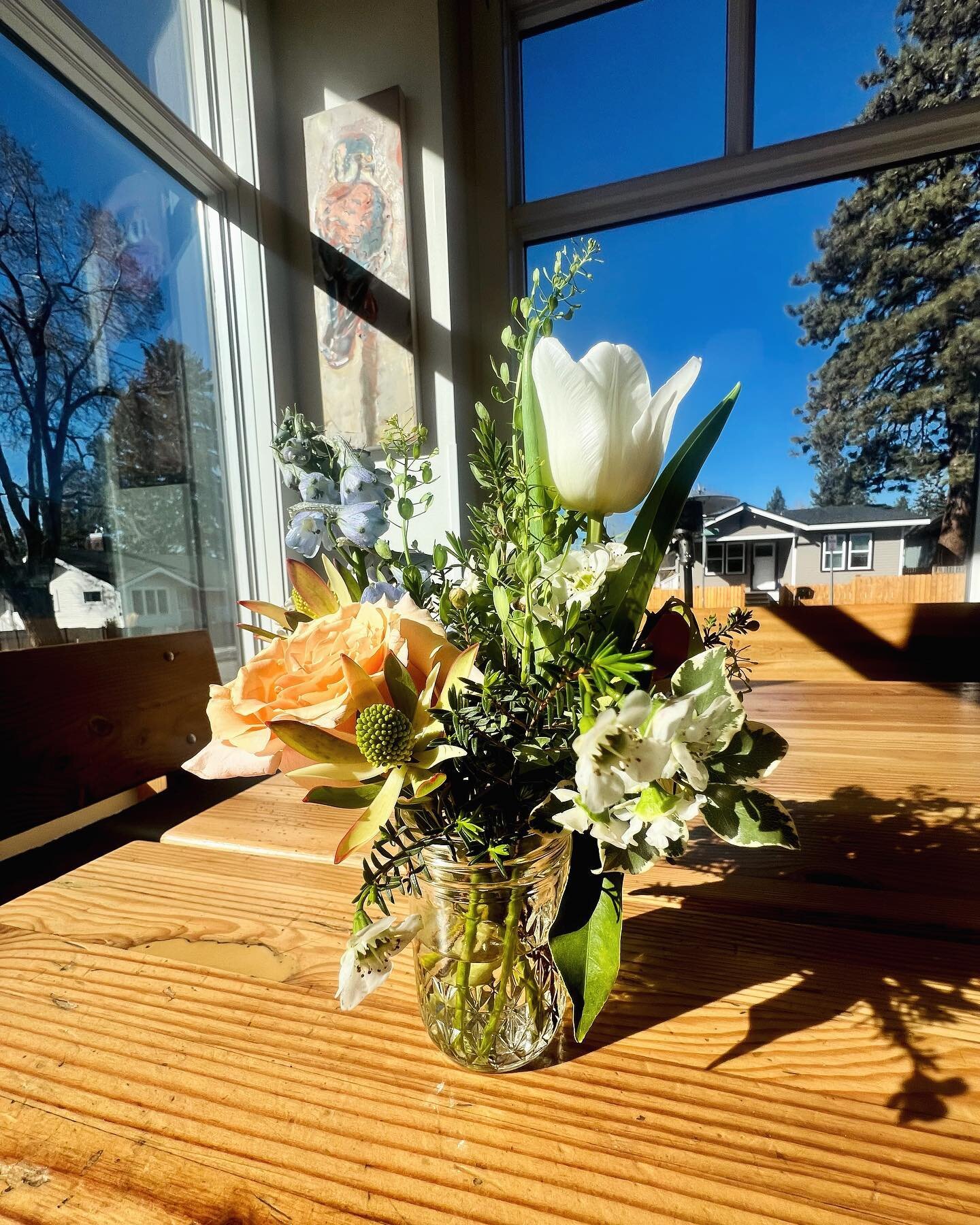 Taking a sweet, sunny moment to admire the work of some of our favorite local artists in Bend ✌🏼 If you didn&rsquo;t know, we are now displaying bouquets from @flowersbyeryn ! She has been a loyal customer and friend to Jackson&rsquo;s for a long ti