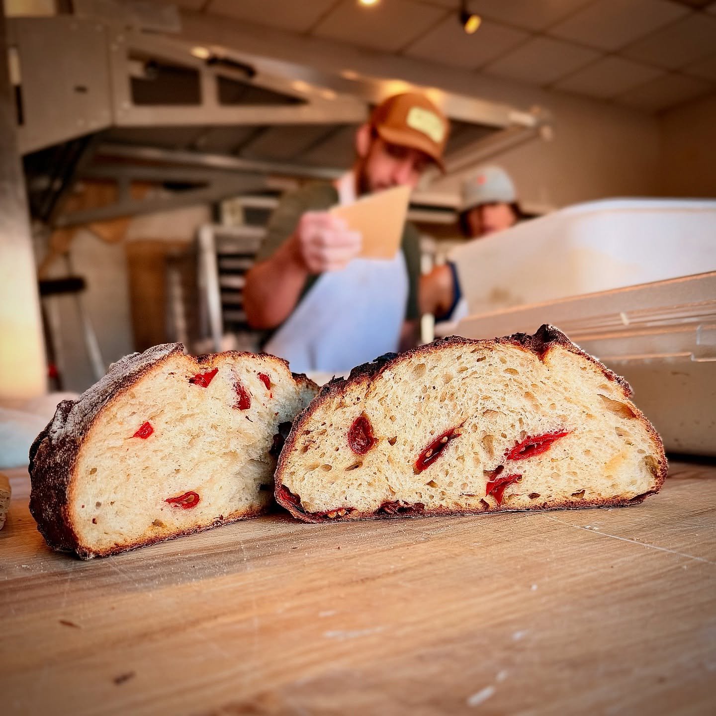 🔥🍯 Calabrian Chili &amp; @broadusbees Honey Sourdough. A specialty Corner Loaf by #JacksonsBakery

Made with organic flour from @smallsfamilyfarm and available at the main shop.