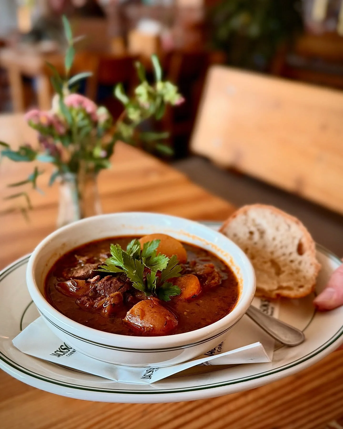 Break out your flannels and puffy coats 🍁Pitchfork T Beef Stew is on til Spring. 

And if you want to prove that you ate it before it was famous, you can grab yourself a #lesshonkinmoretonkin tee, too.

Gluten free. 
Running 7am-9pm daily