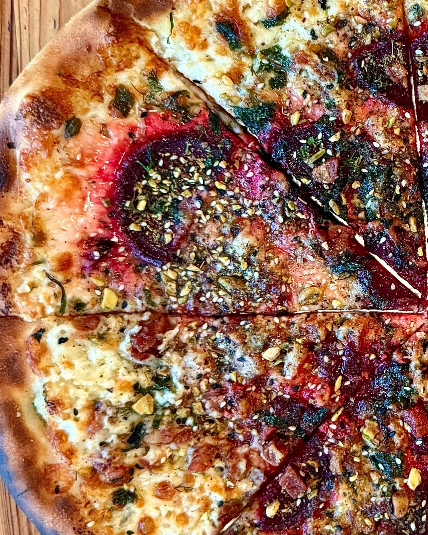 Bizza 🫜
Roasted @rainshadoworganics beets, mozzarella, herbs de Provence, crushed pistachios, and fresh dill on a lemon-ricotta base. Finished with shaved manchego and @jacobsensaltco flaky salt. With or without pancetta lardons.

 Pairs perfectly w