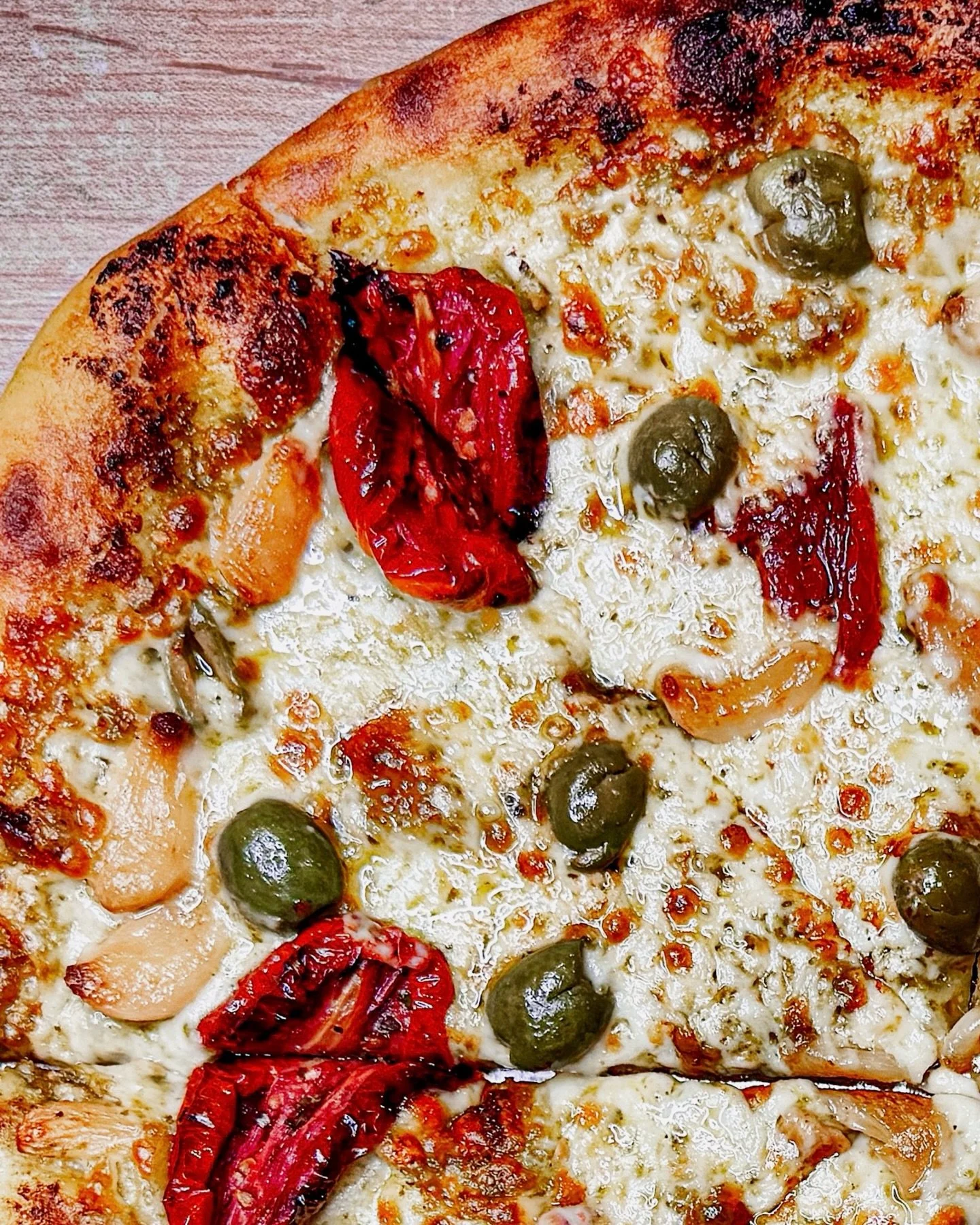 🎄 Xmas in the 90&rsquo;s 🎄

Our favorite holiday tradition is back!

Pesto, mozzarella, Castelvetrano olives, semi-dried tomatoes, garlic confit, and house made sourdough crust come together for a pie that&rsquo;s red, green, and totally nostalgic.