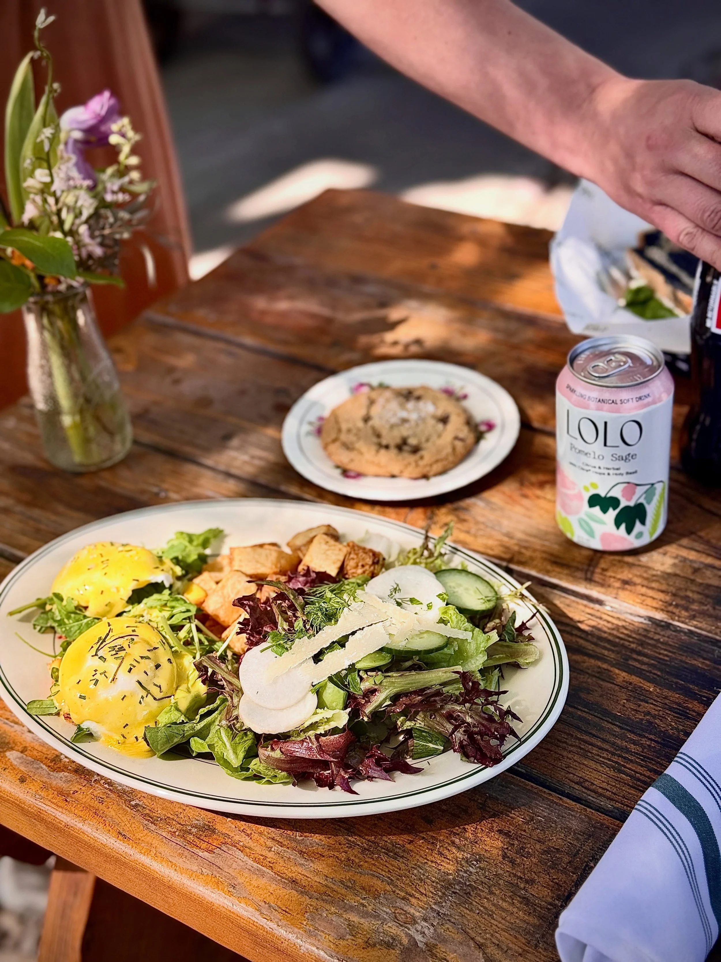 Boundless Benedict 🌿

Poached local eggs, house-made hollandaise, romesco, and arugula from @boundlessfarmstead on a toasted roll.

New for Spring on the brunch menu✨