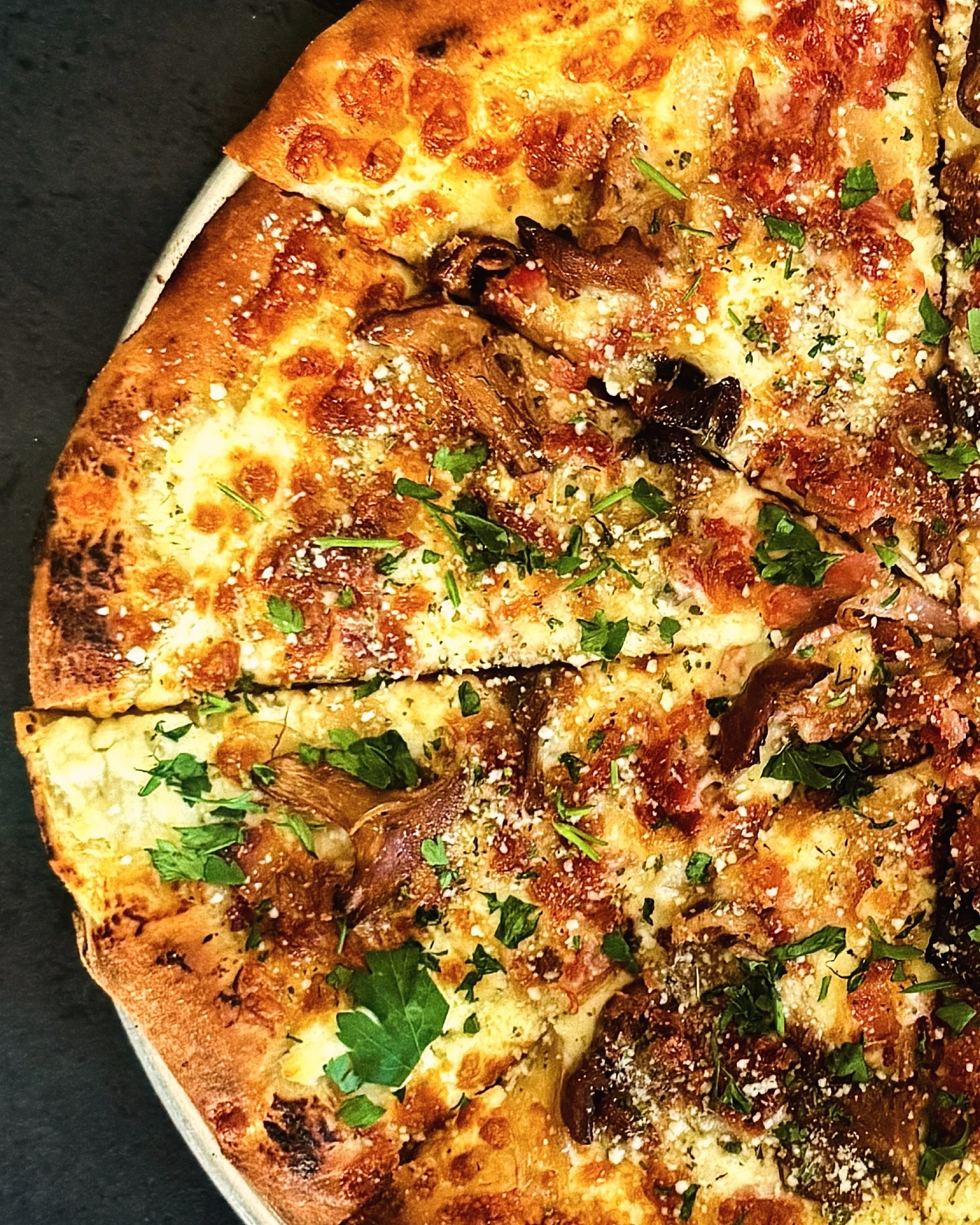 Chanterelle + Co. 🍄&zwj;🟫🍁
Local Chanterelles, shallots, bacon, and herbs on a ricotta mozzarella base.

You just gotta poke around ✨

Pick dine in, takeout, or delivery. 4-9pm daily.