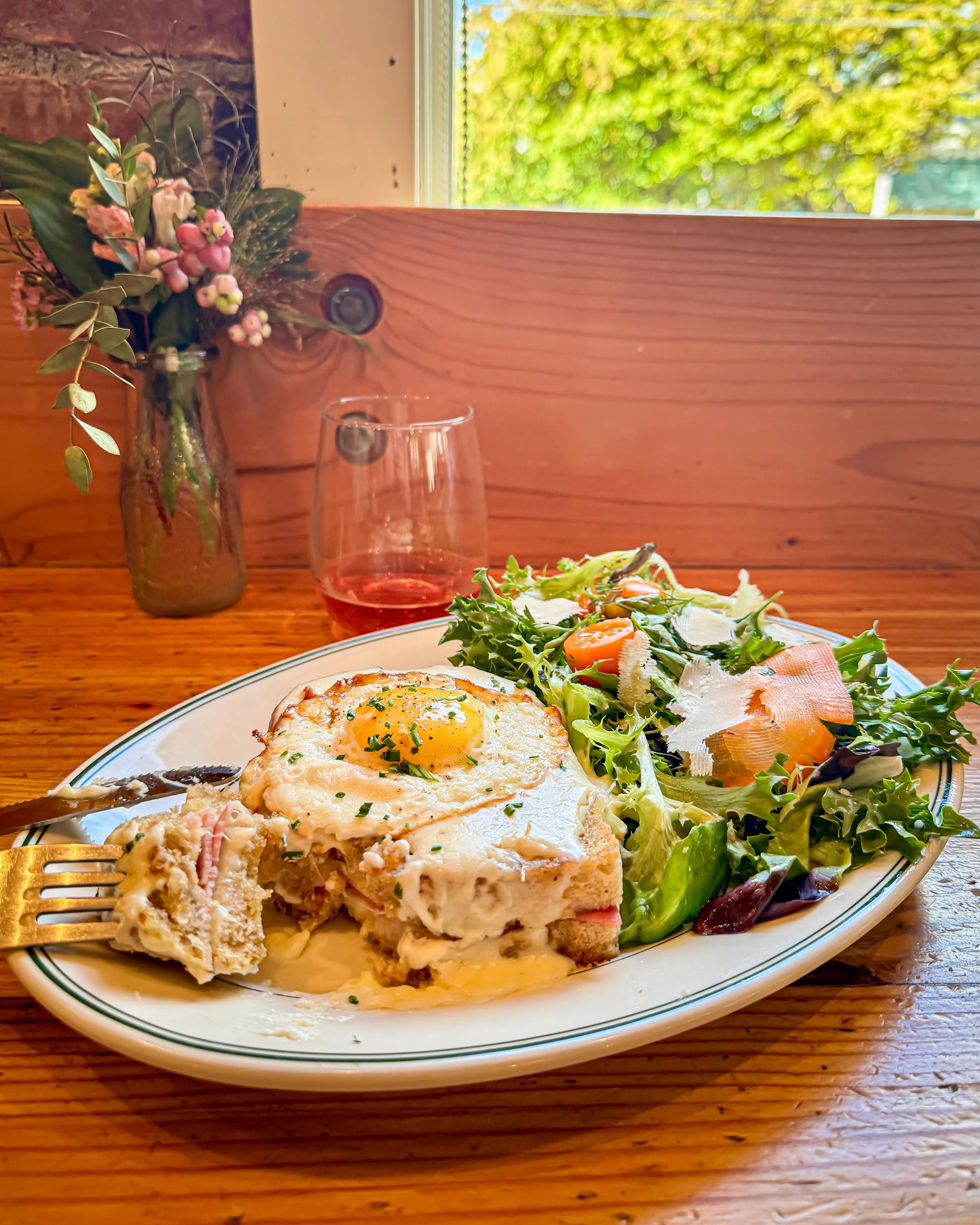 A Croque Madame felt right for fall 🍁 It&rsquo;s on toasted sourdough House Loaf with gruy&egrave;re, Hills ham, b&eacute;chamel, and an egg cooked your way. Served with choice of olive oil chips, salad, potato salad, or soup.

On our brunch menu, 7