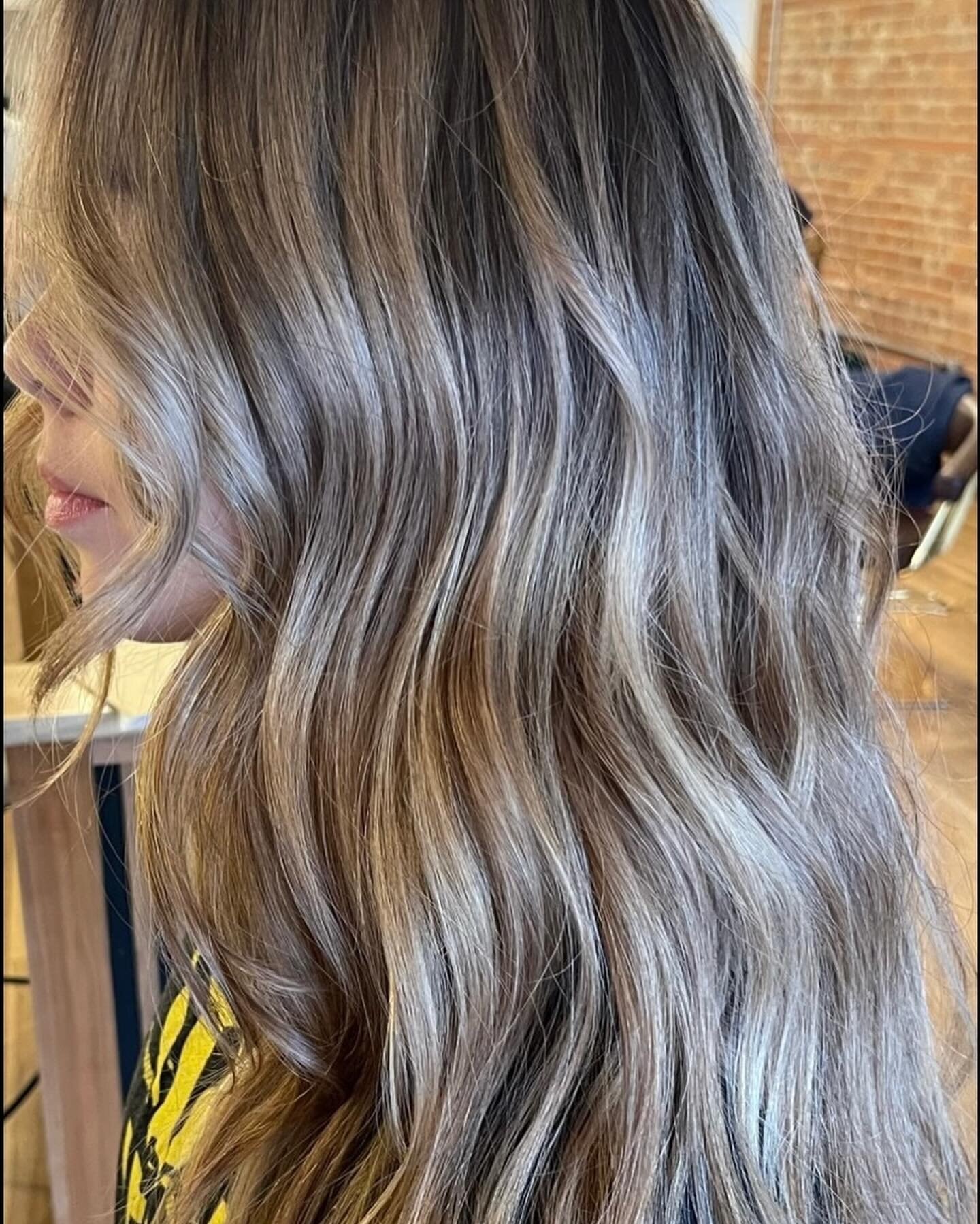 Who says winter can&rsquo;t be golden? ❄️✨ Elevate your winter style with a touch of blonde balayage &ndash; because icy days deserve a warm, sunny glow. ☀️❄️ Hair by: @juquilina_latuabella  #BlondeInWinter #WinterSunshineHair