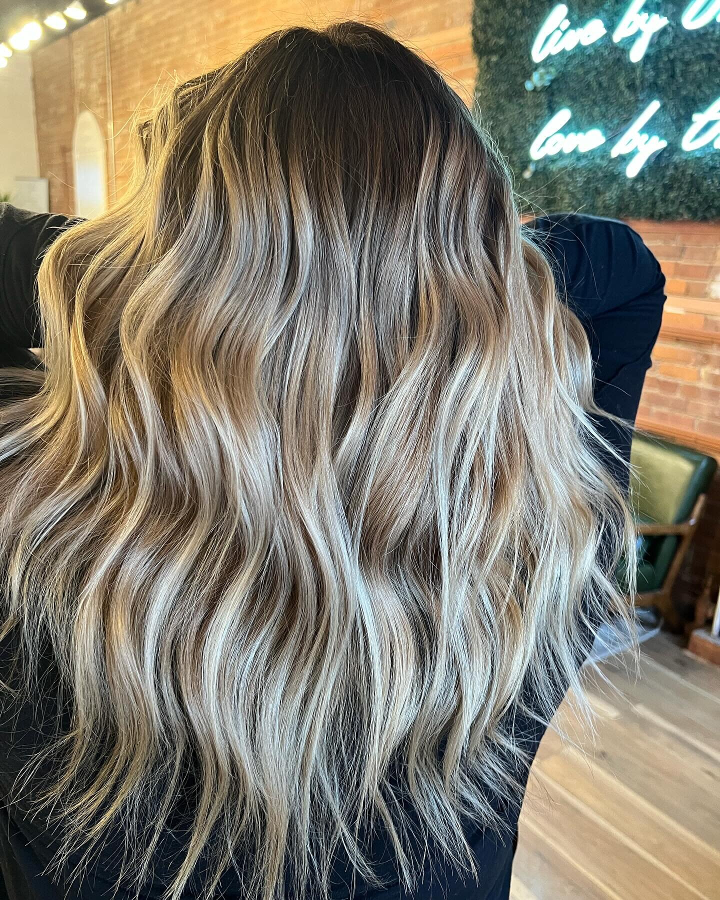 Canvas of color: Embracing the beauty of painted balayage for a personalized touch that speaks volumes. 🎨  Hair by: @amanda_latuabellahair  #BalayageArtistry#paintedbalayage#haircolorist#balayage