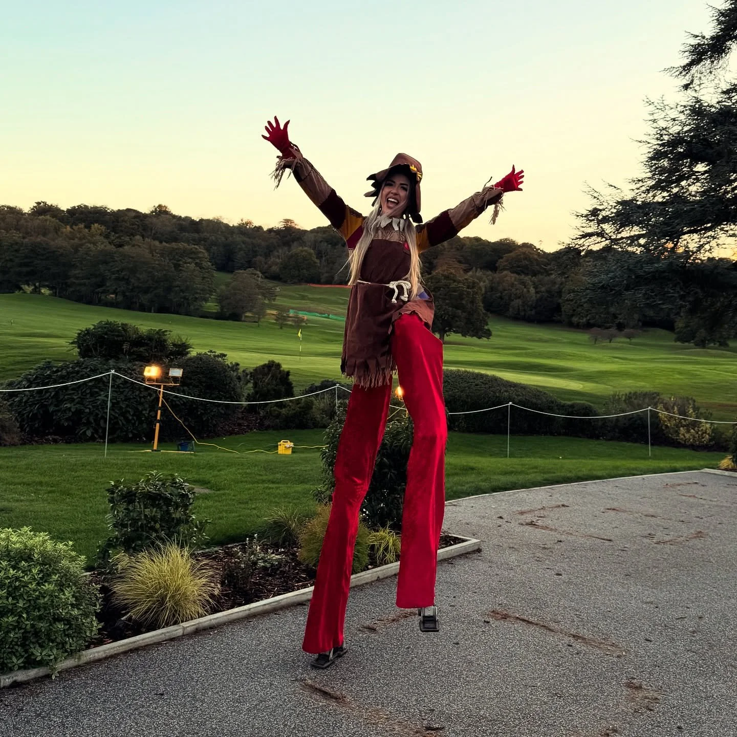 🌾 Just out here trying to raise the stakes this Halloween 😉✨
Your friendly neighbourhood scarecrow keeping spirits high and crows away! 🐦🎃

💌 hannah@highvoltageevents.co.uk
⚡️ www.highvoltageevents.co.uk