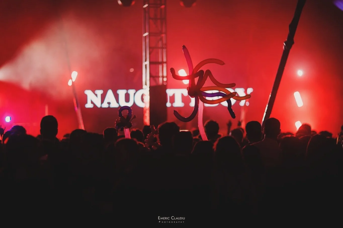 Spotted in the crowd at @naughtyboymusic 👀🎈
When your balloon modellers&rsquo; creations make it onto the dancefloor, you know the party&rsquo;s doing something right 🤩

💌 hannah@highvoltageevents.co.uk
🪩 www.highvoltageevents.co.uk