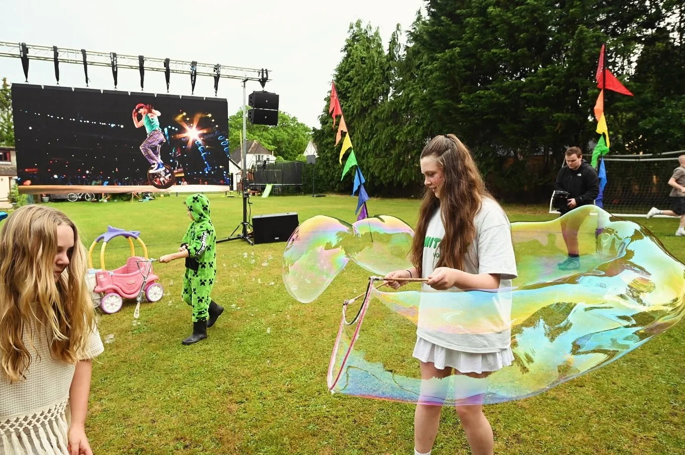 Big bubbles, even bigger smiles 🫧✨

Our bubble workshops are perfect for all ages &mdash; hands-on, interactive and guaranteed to draw a crowd&hellip; even the grown-ups can&rsquo;t resist getting stuck in 👀

💌 hannah@highvoltageevents.co.uk
⚡️ ww