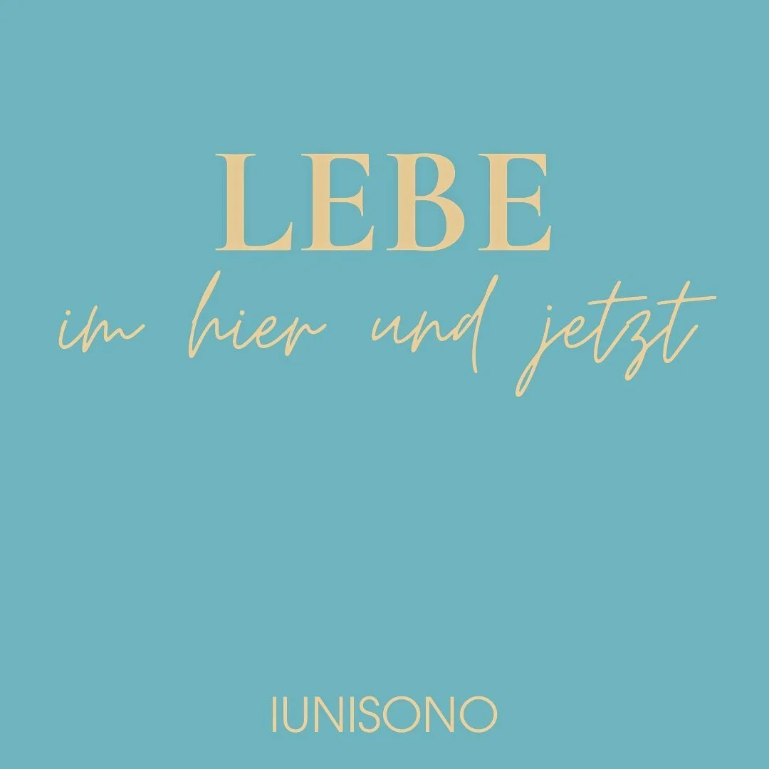 Im Fluss des Lebens ist jeder Moment einzigartig &ndash; lass uns ihn mit offenen Armen empfangen und jede Sekunde voll auskosten. Die Sch&ouml;nheit des Jetzt &uuml;bertrifft jede Erinnerung und jeden Traum. #iunisono #dermoment #imhierundjetzt #leb